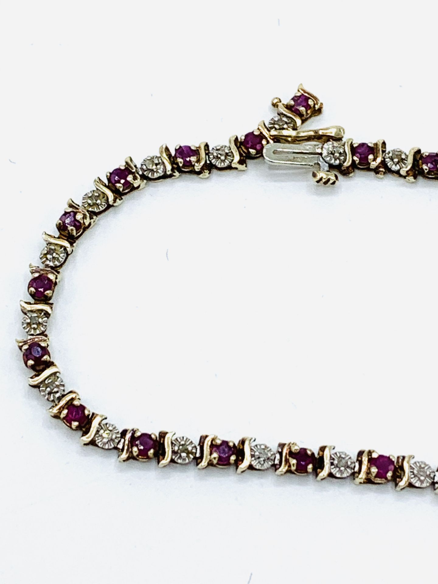 9ct gold tennis bracelet with diamonds and rubies. - Image 4 of 4