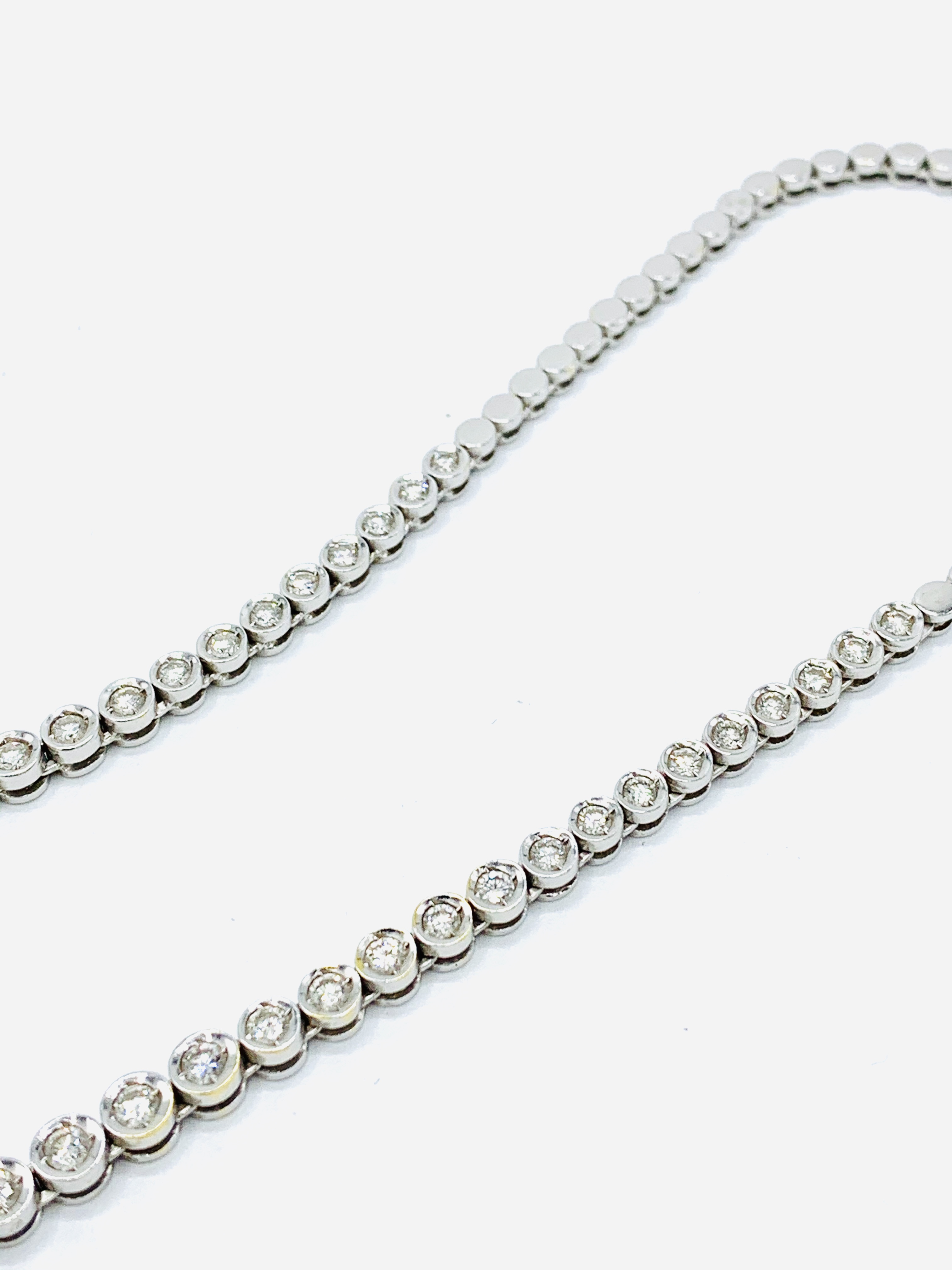 18ct white gold diamond necklace. - Image 4 of 5