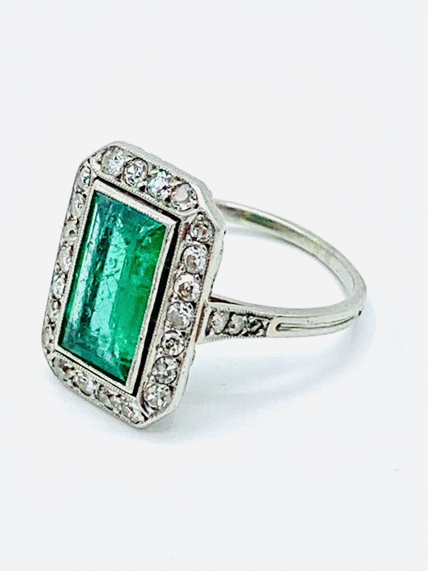 18ct white gold diamond and emerald ring. - Image 2 of 5