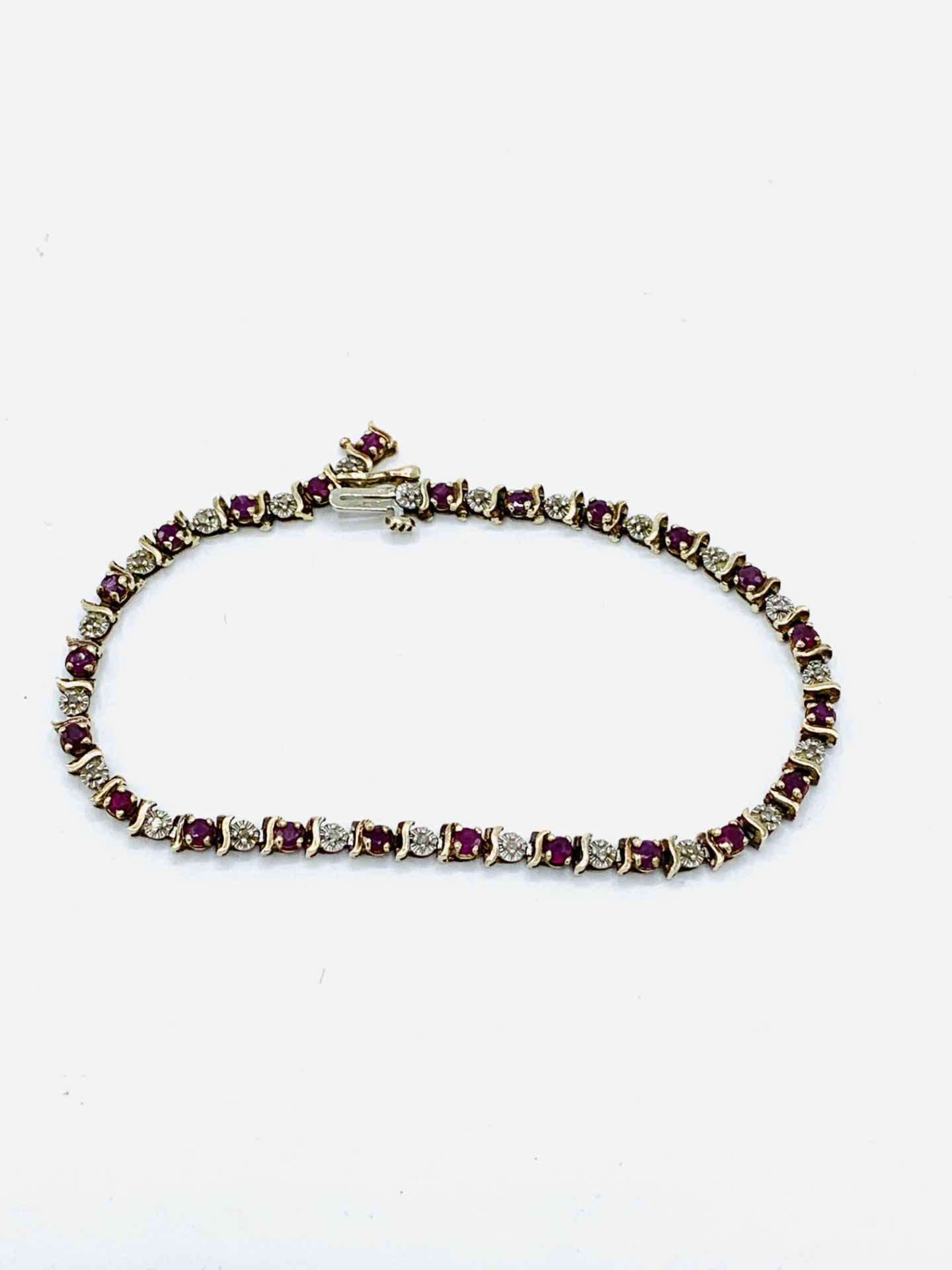 9ct gold tennis bracelet with diamonds and rubies. - Image 2 of 4