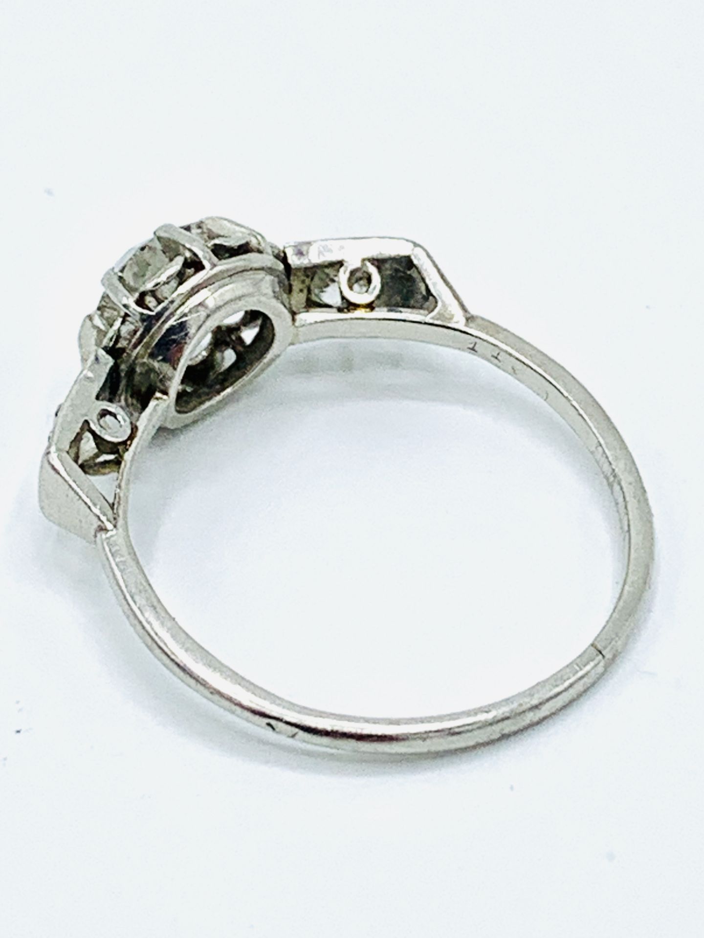 18ct white gold diamond ring with diamonds to shoulders. - Image 4 of 4