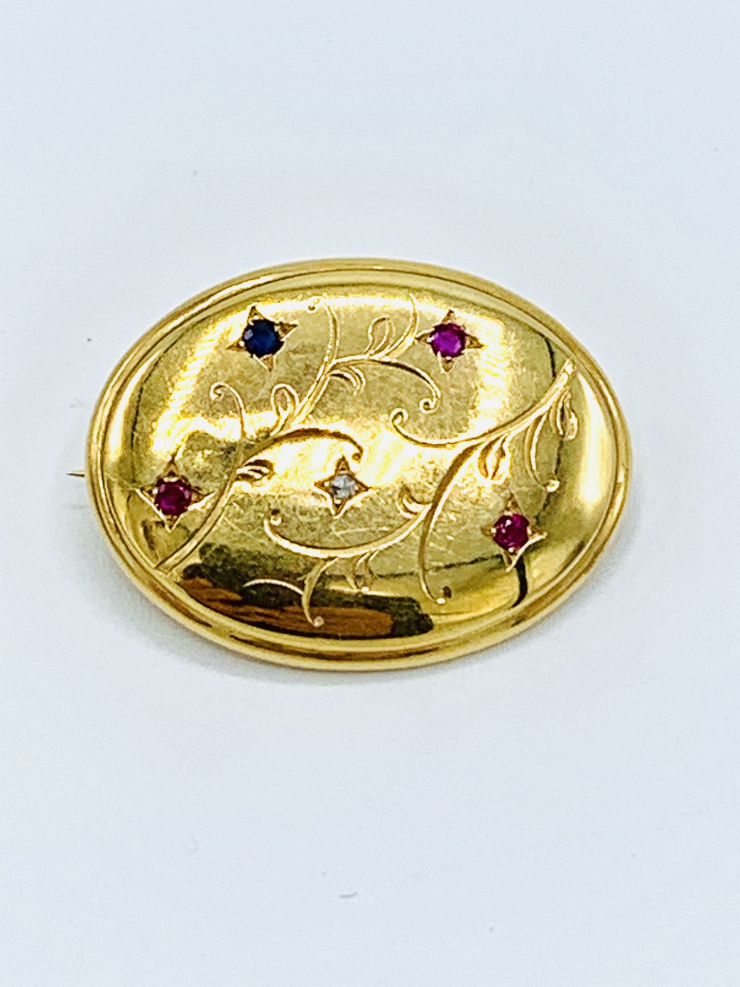 18k gold oval brooch decorated with red, blue and white stones. - Image 5 of 5