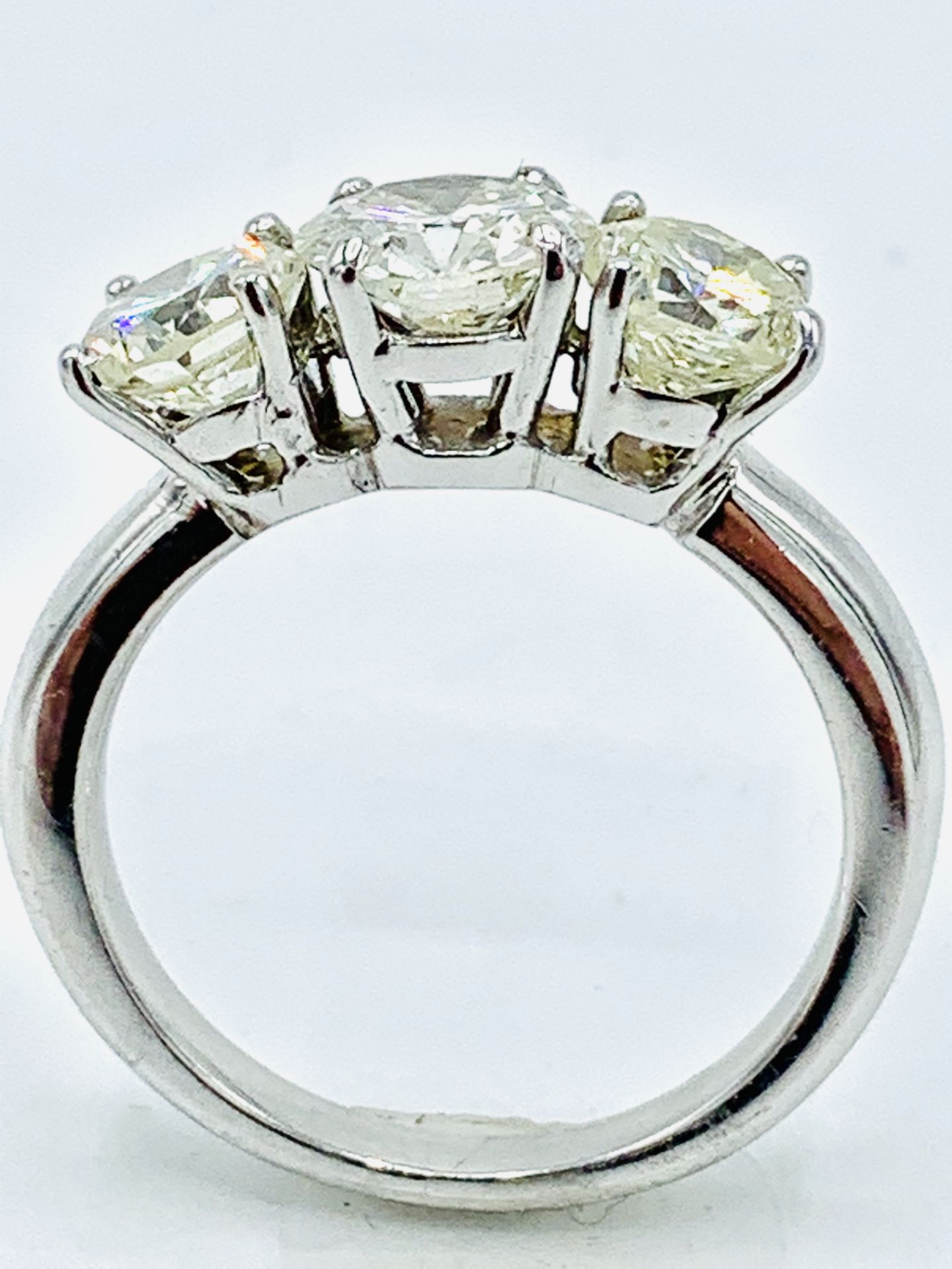 18ct white gold three diamond ring. - Image 5 of 7
