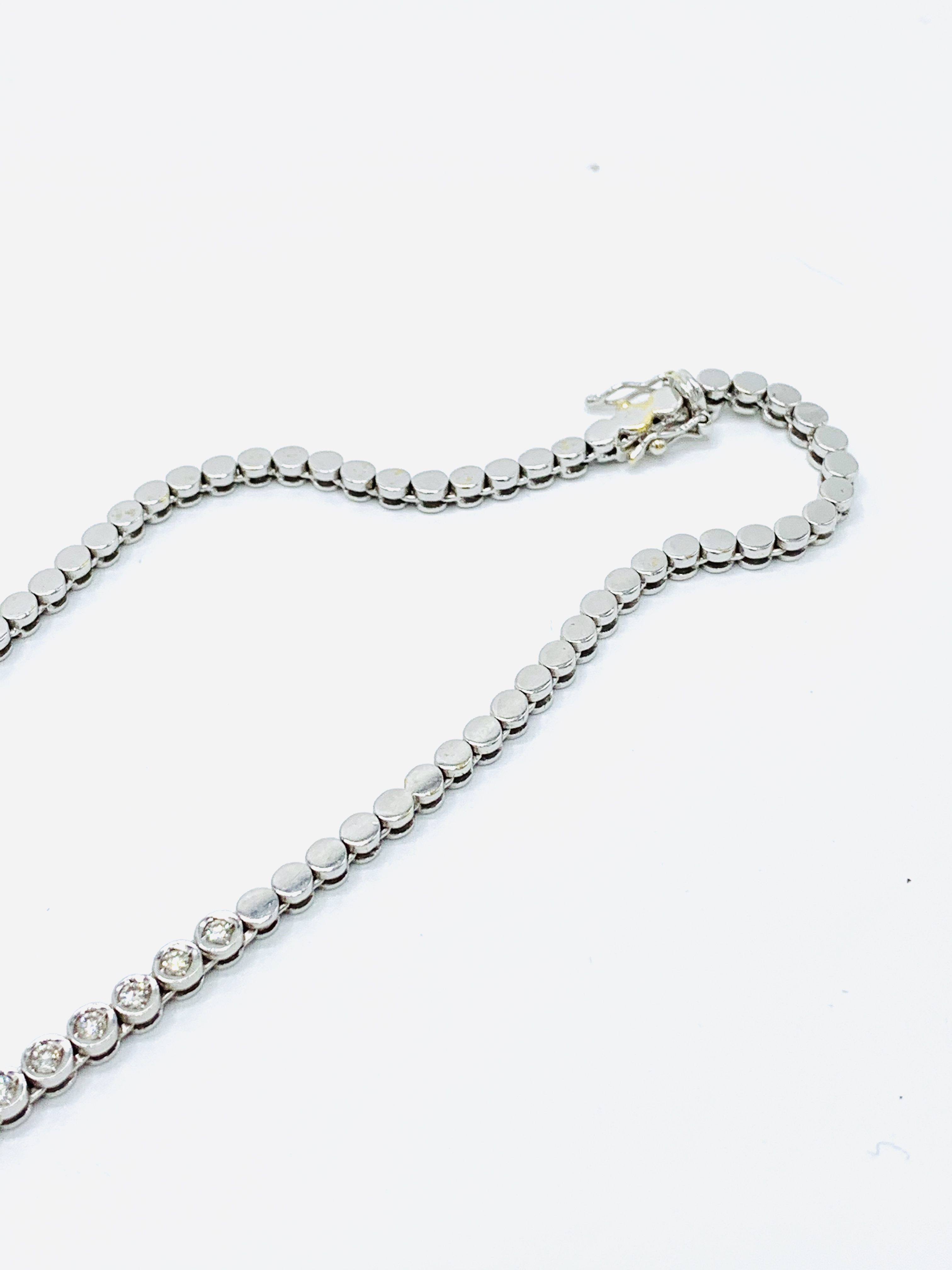 18ct white gold diamond necklace. - Image 5 of 5