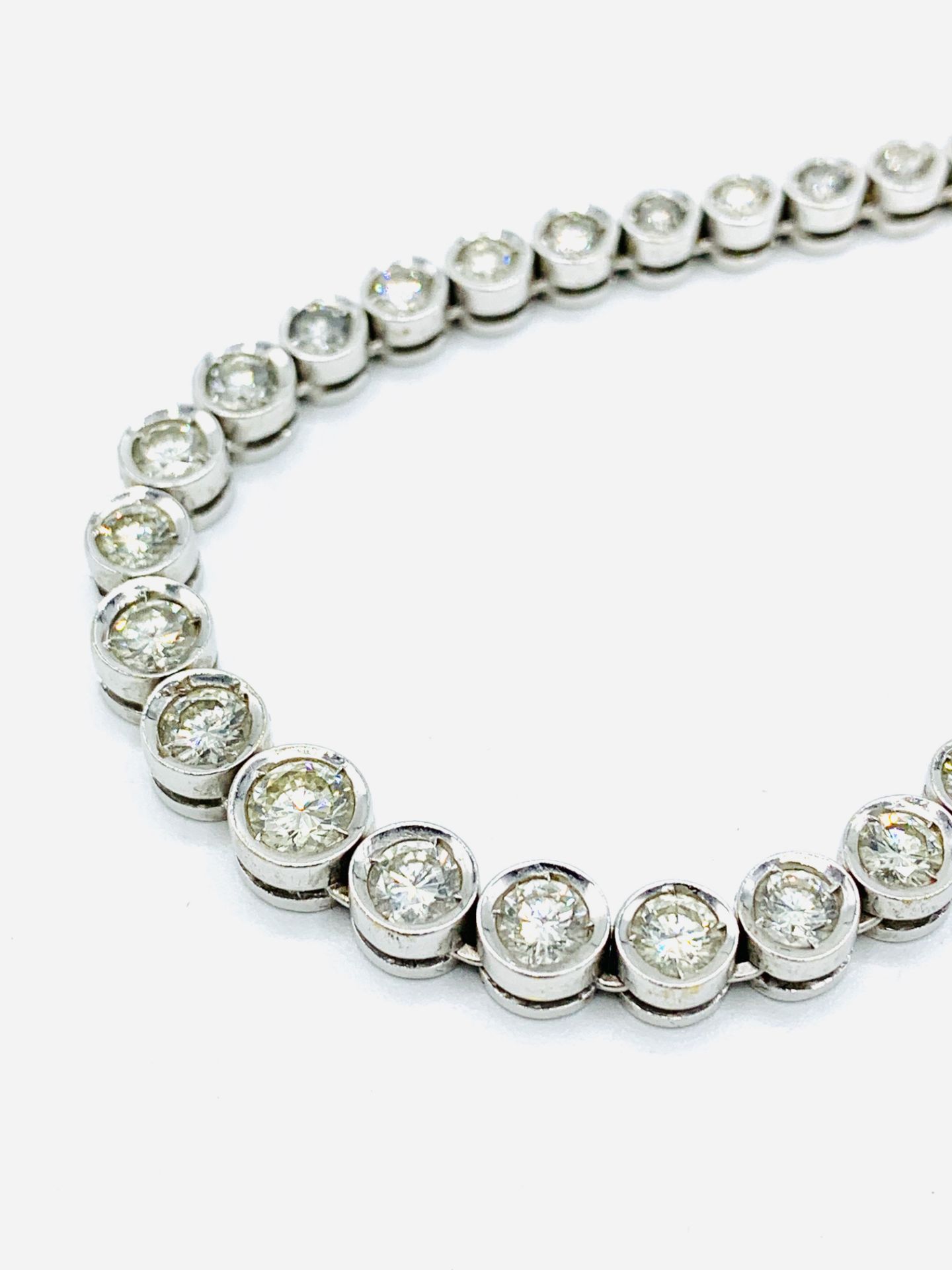 18ct white gold diamond necklace. - Image 2 of 5