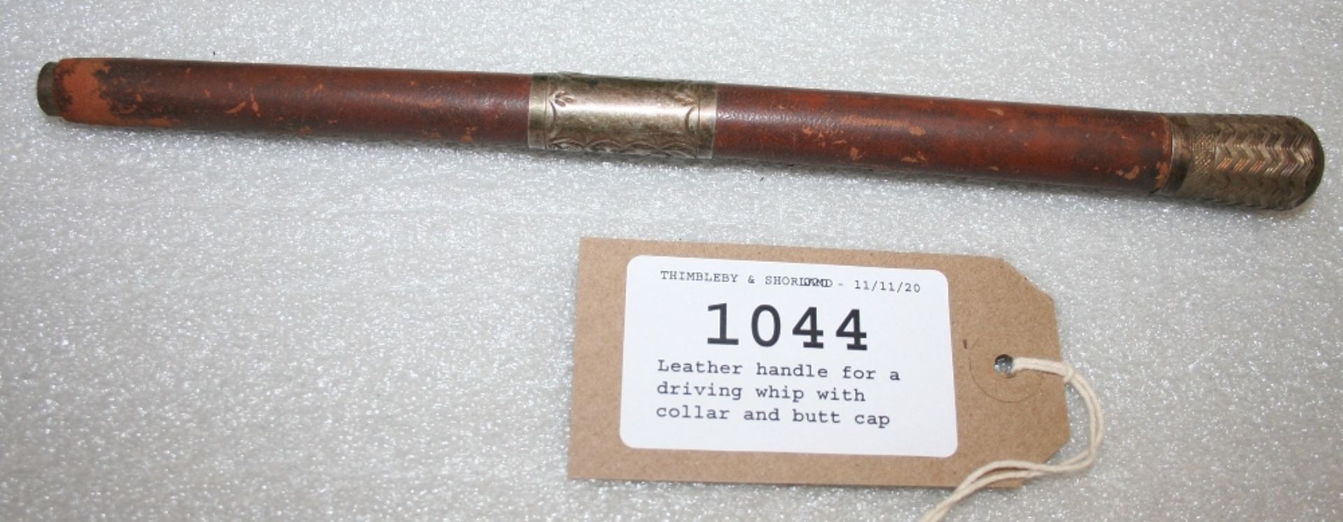 Leather handle for a driving whip, with collar and butt cap