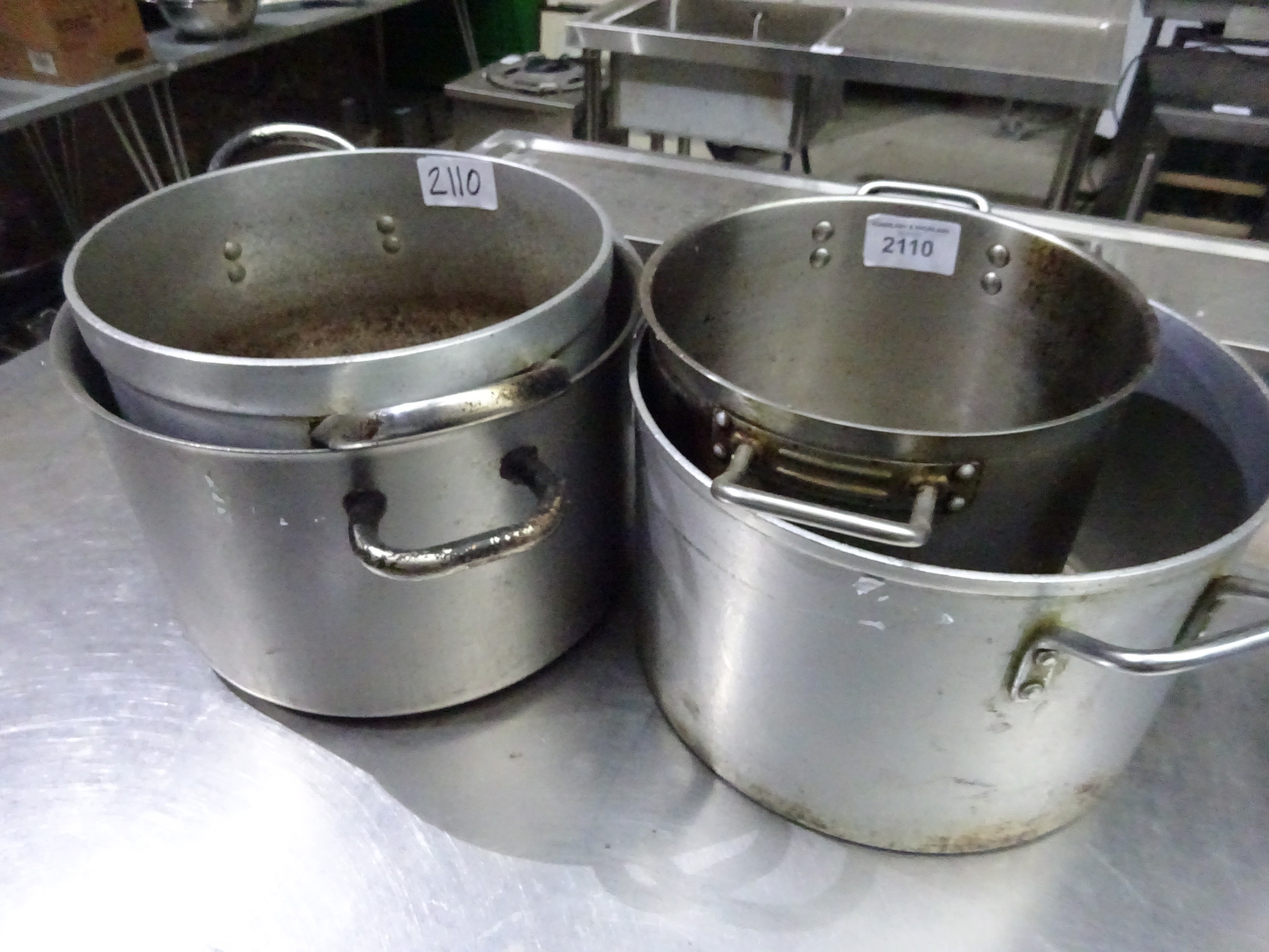 4 large cooking pots.
