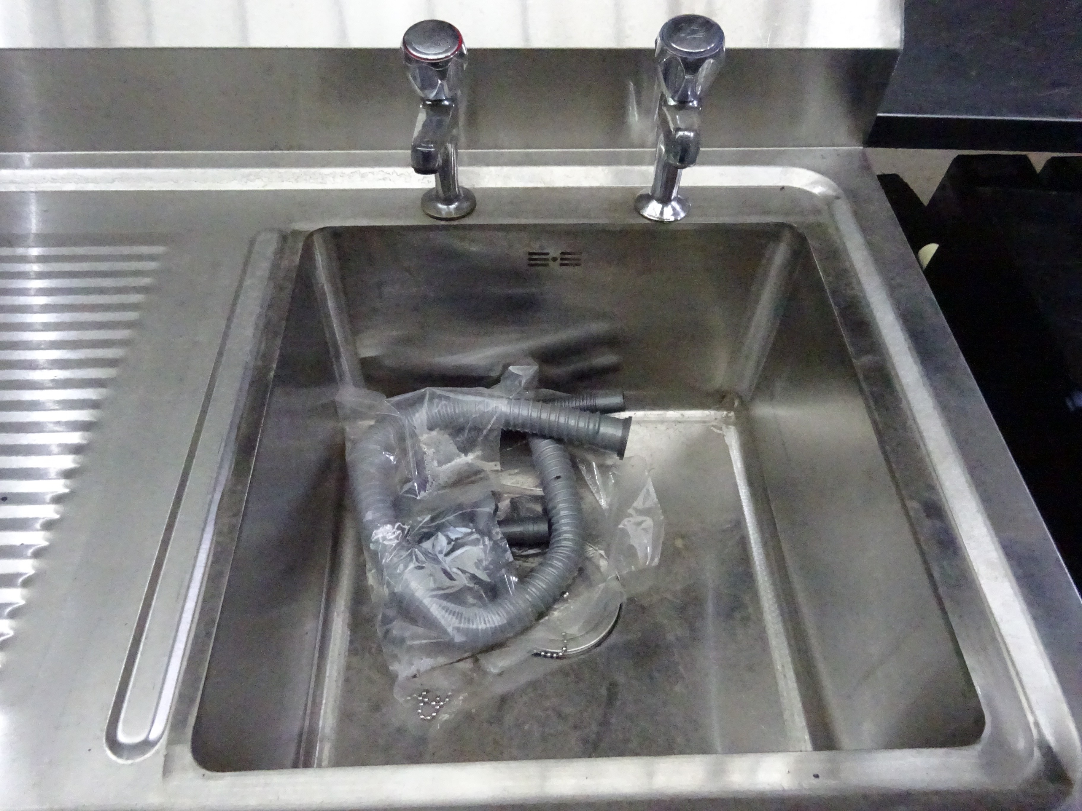 New Diaminox single bowl, single drainer sink with taps. - Image 2 of 2