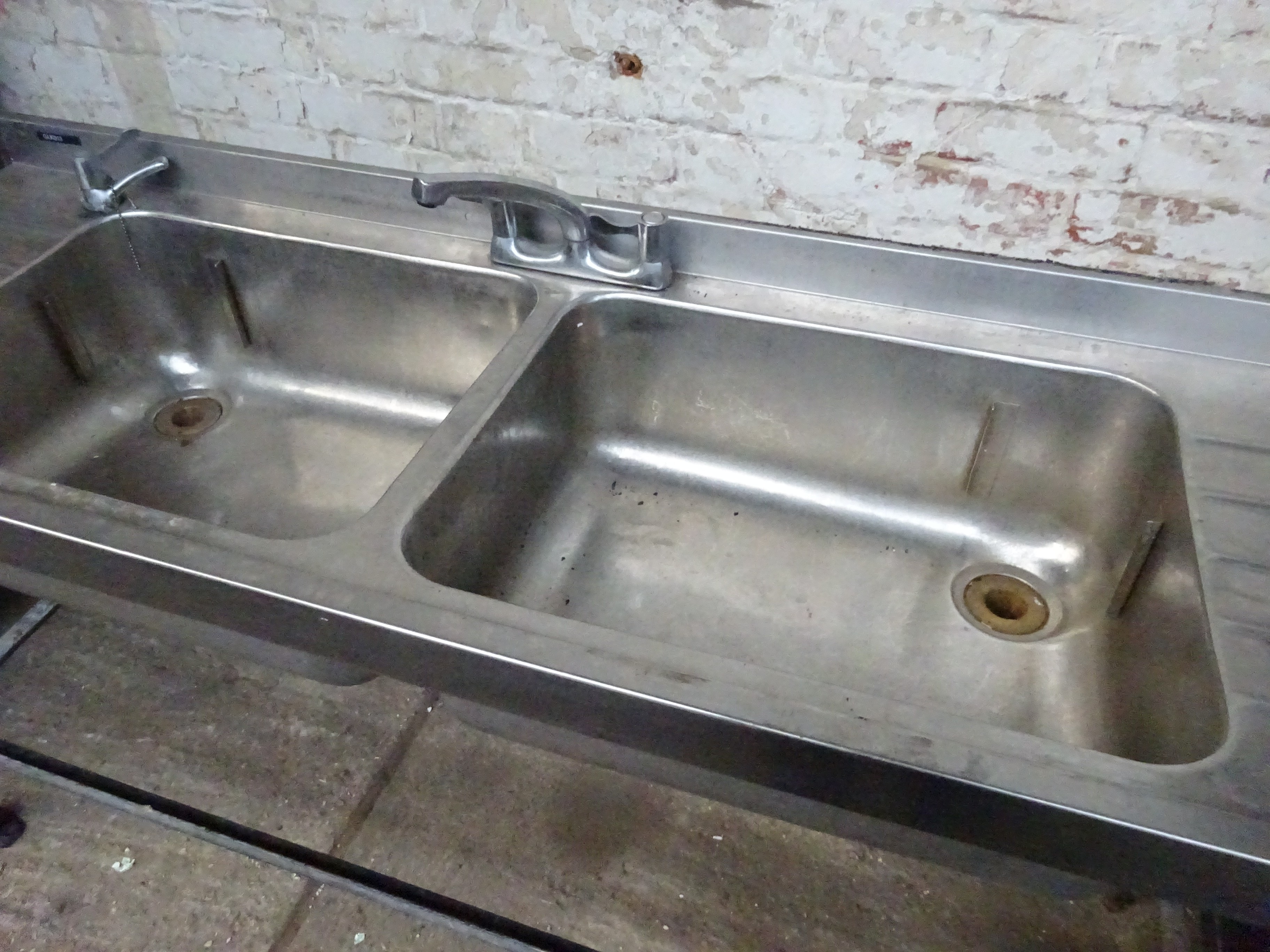 Double sink with taps. - Image 2 of 3