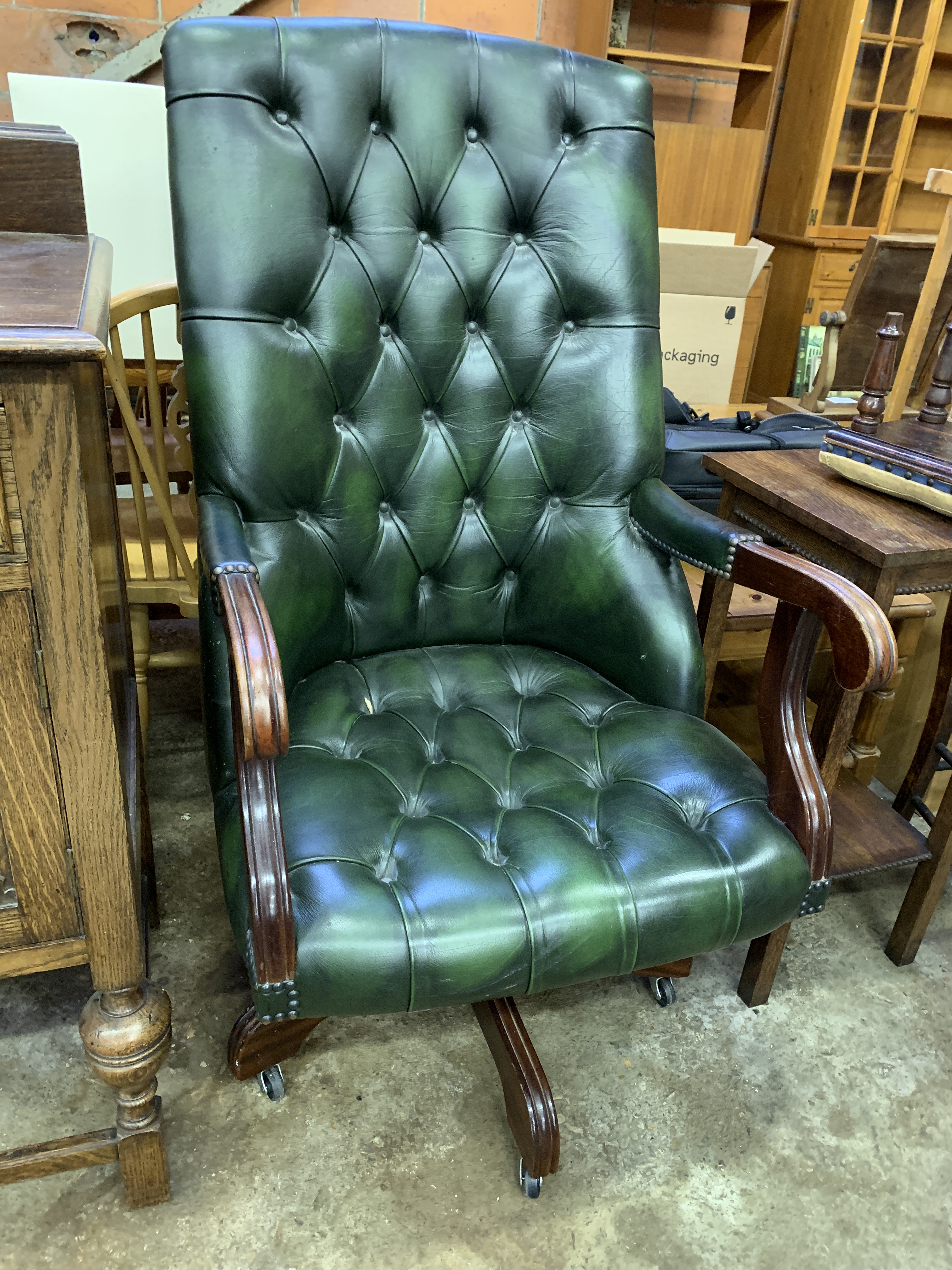 Green buttoned leather upholstered swivel chair. - Image 3 of 3