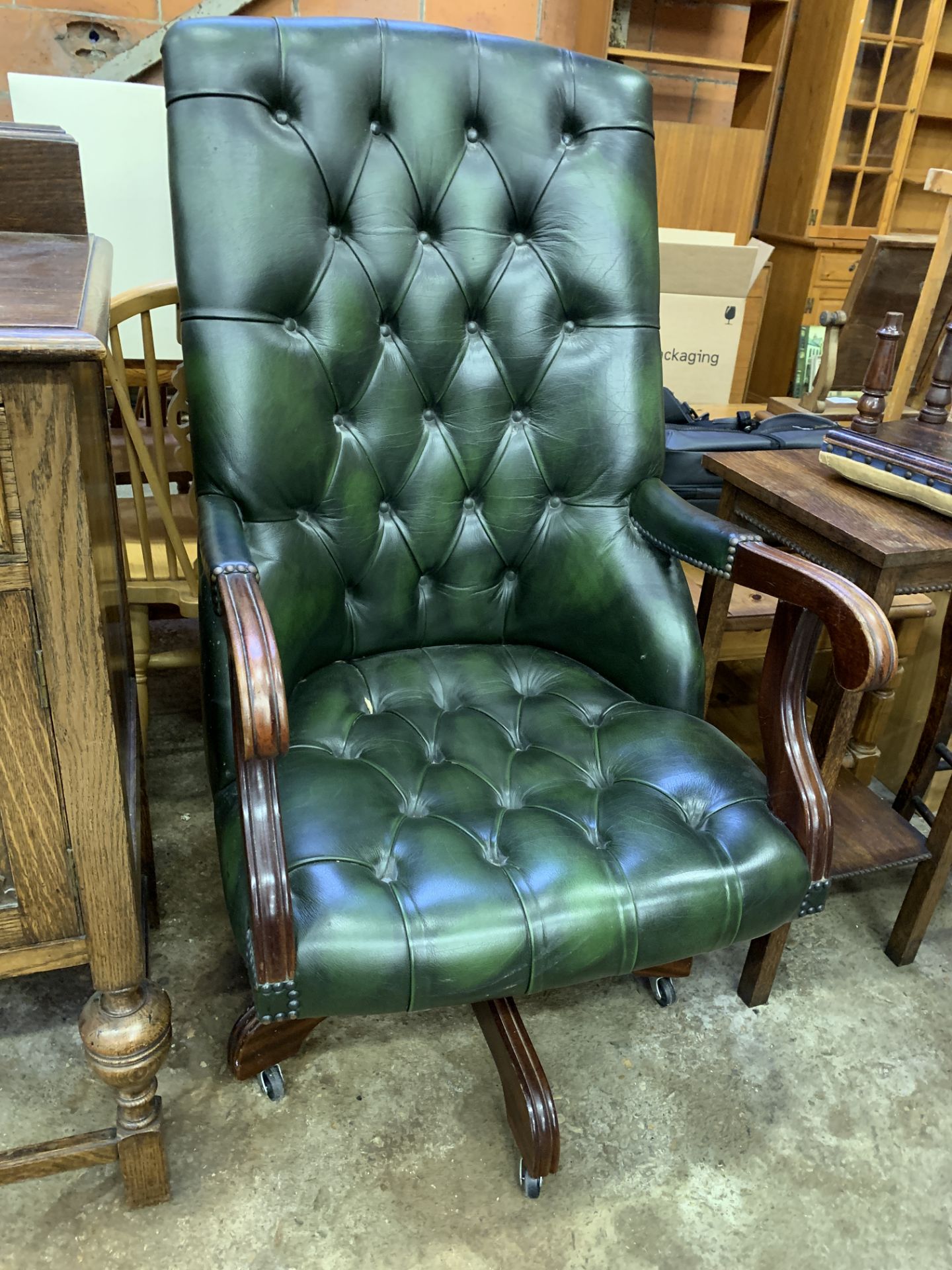 Green buttoned leather upholstered swivel chair. - Image 3 of 3