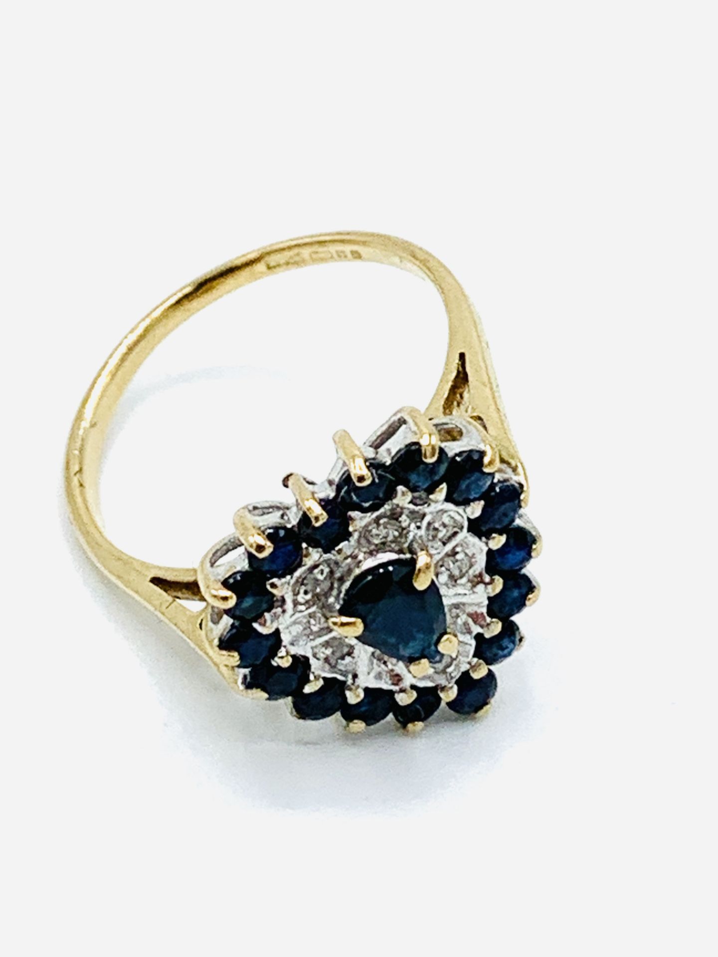 9ct gold heart shaped sapphire and diamond ring. - Image 3 of 4