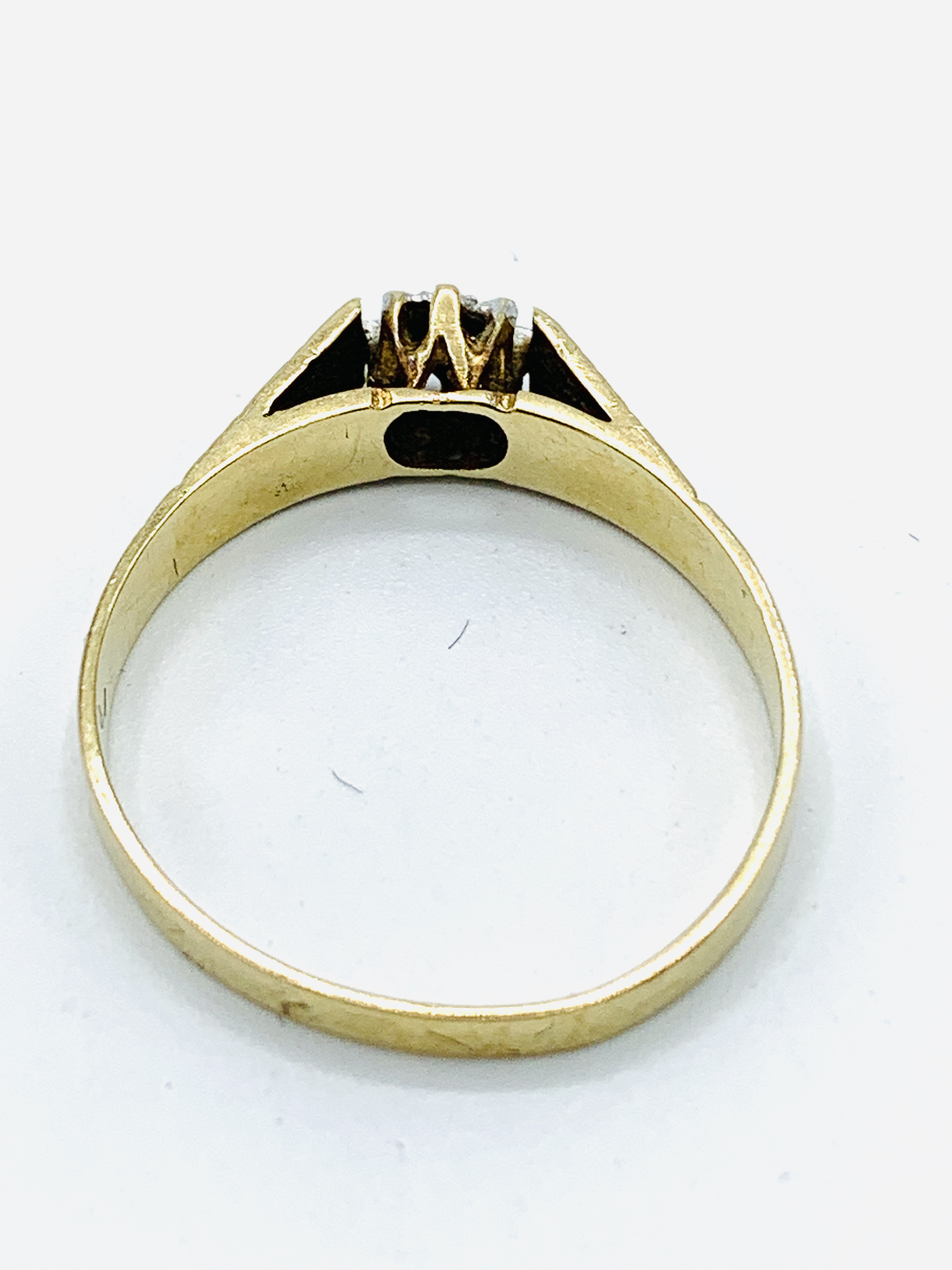 9ct gold diamond ring with patterned shoulders. - Image 4 of 4