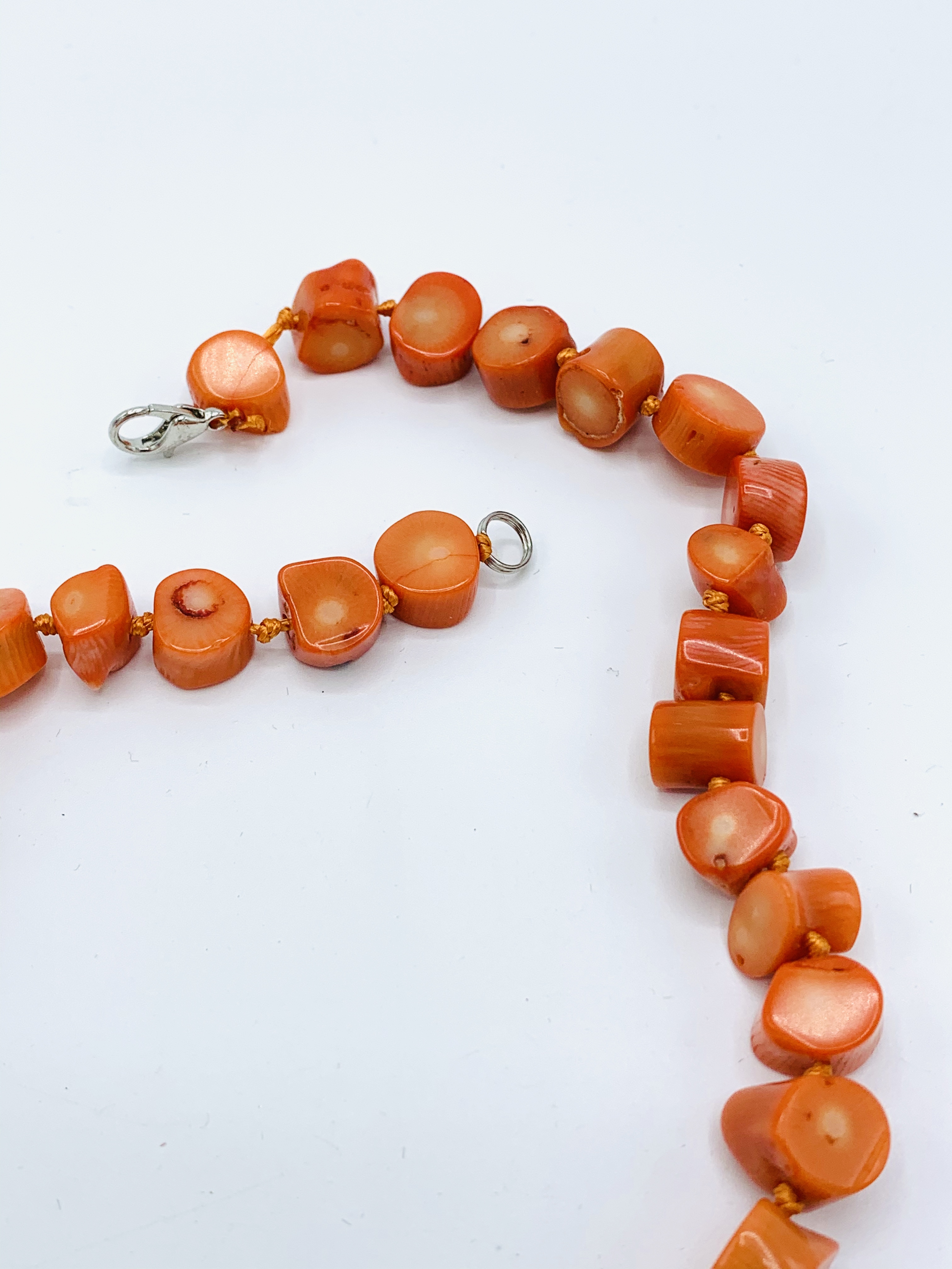 Coral coloured necklace. - Image 2 of 4