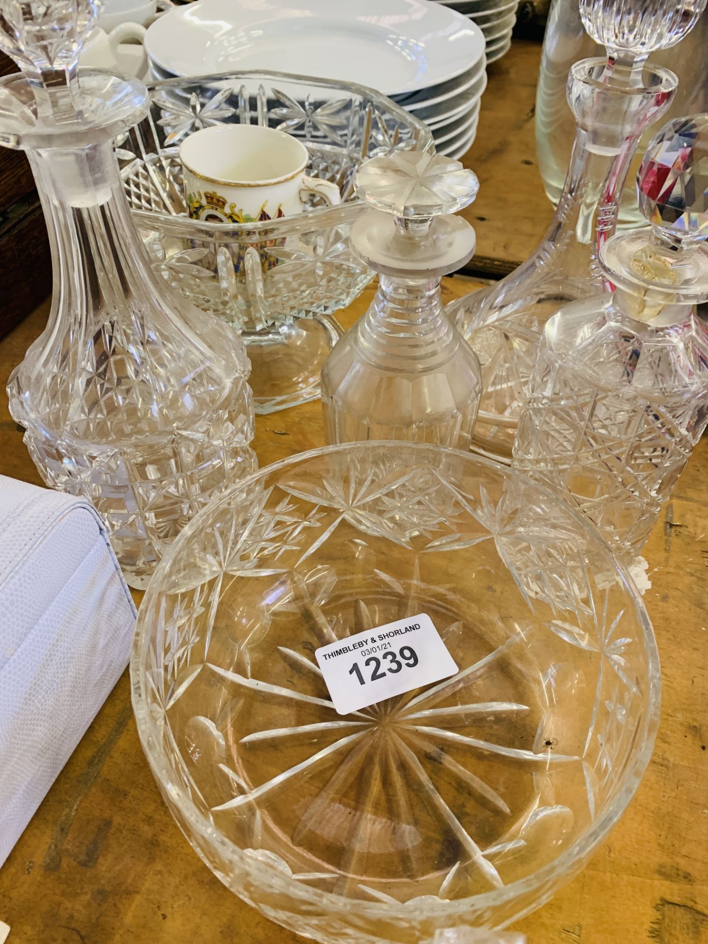 Quantity of assorted glassware.