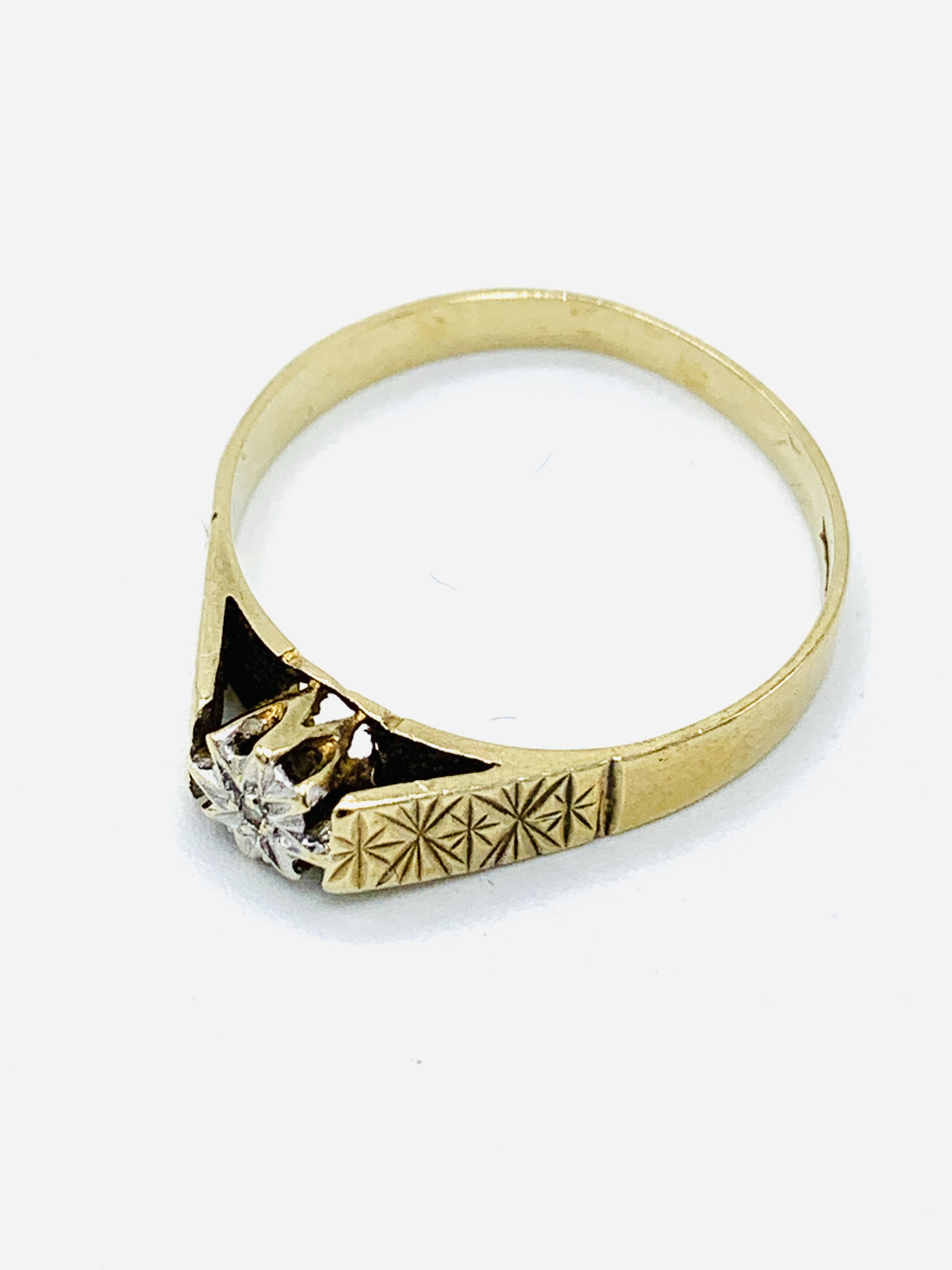 9ct gold diamond ring with patterned shoulders. - Image 3 of 4