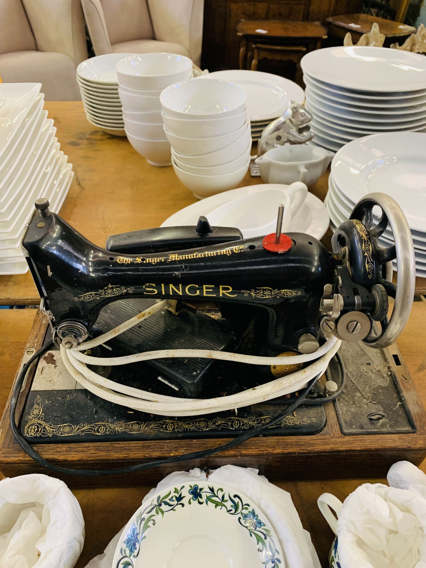 Singer 3835864 electric sewing machine. - Image 3 of 3