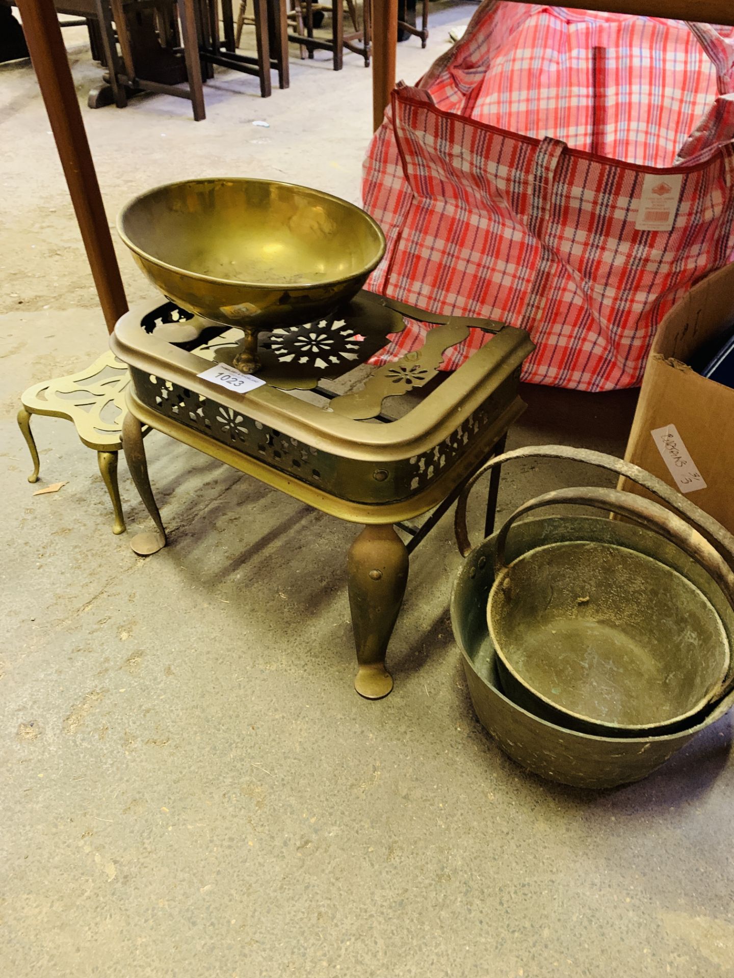 Two brass trivets and brass preserving pans.