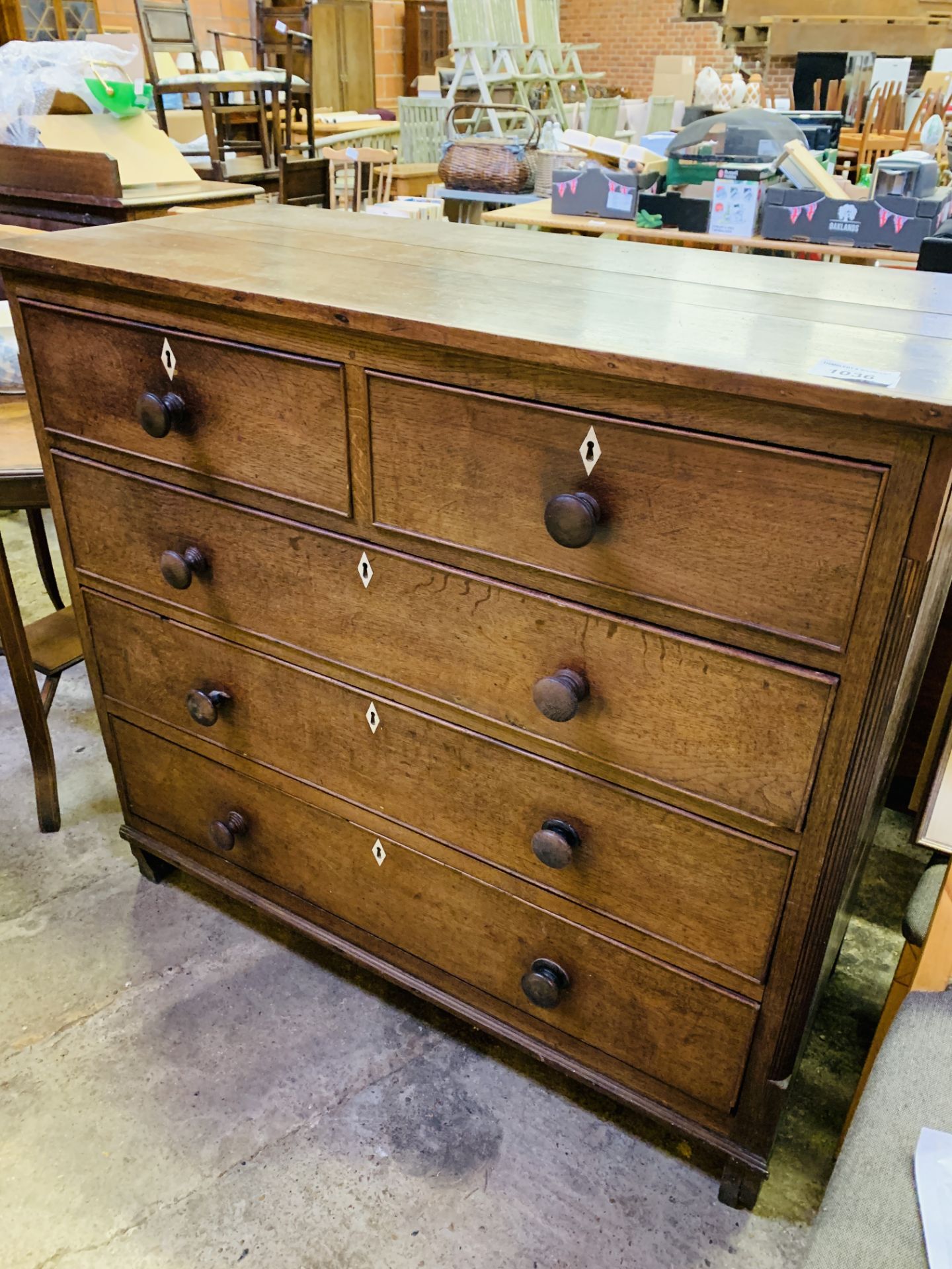 Oak chest of drawers.