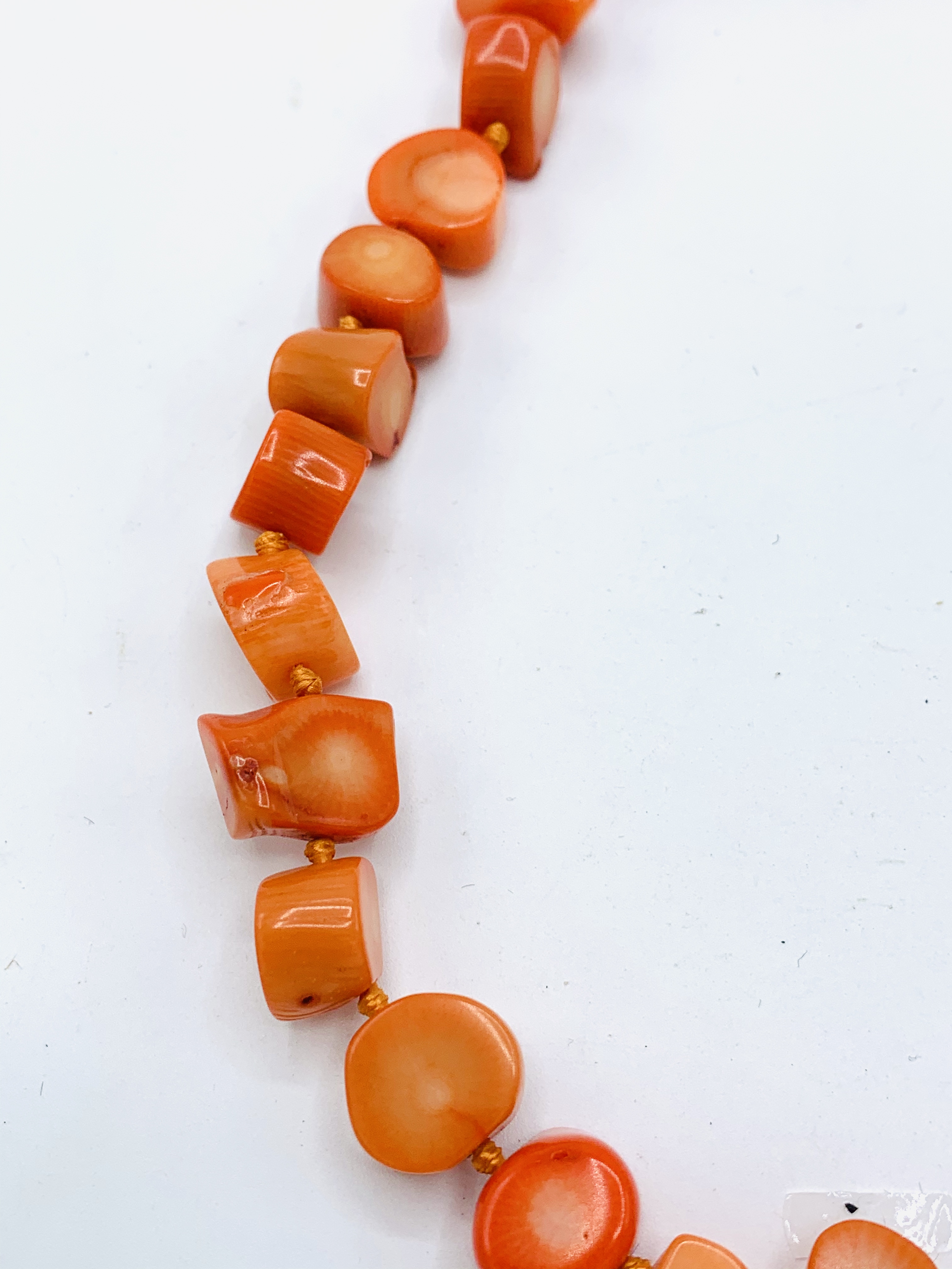 Coral coloured necklace. - Image 3 of 4