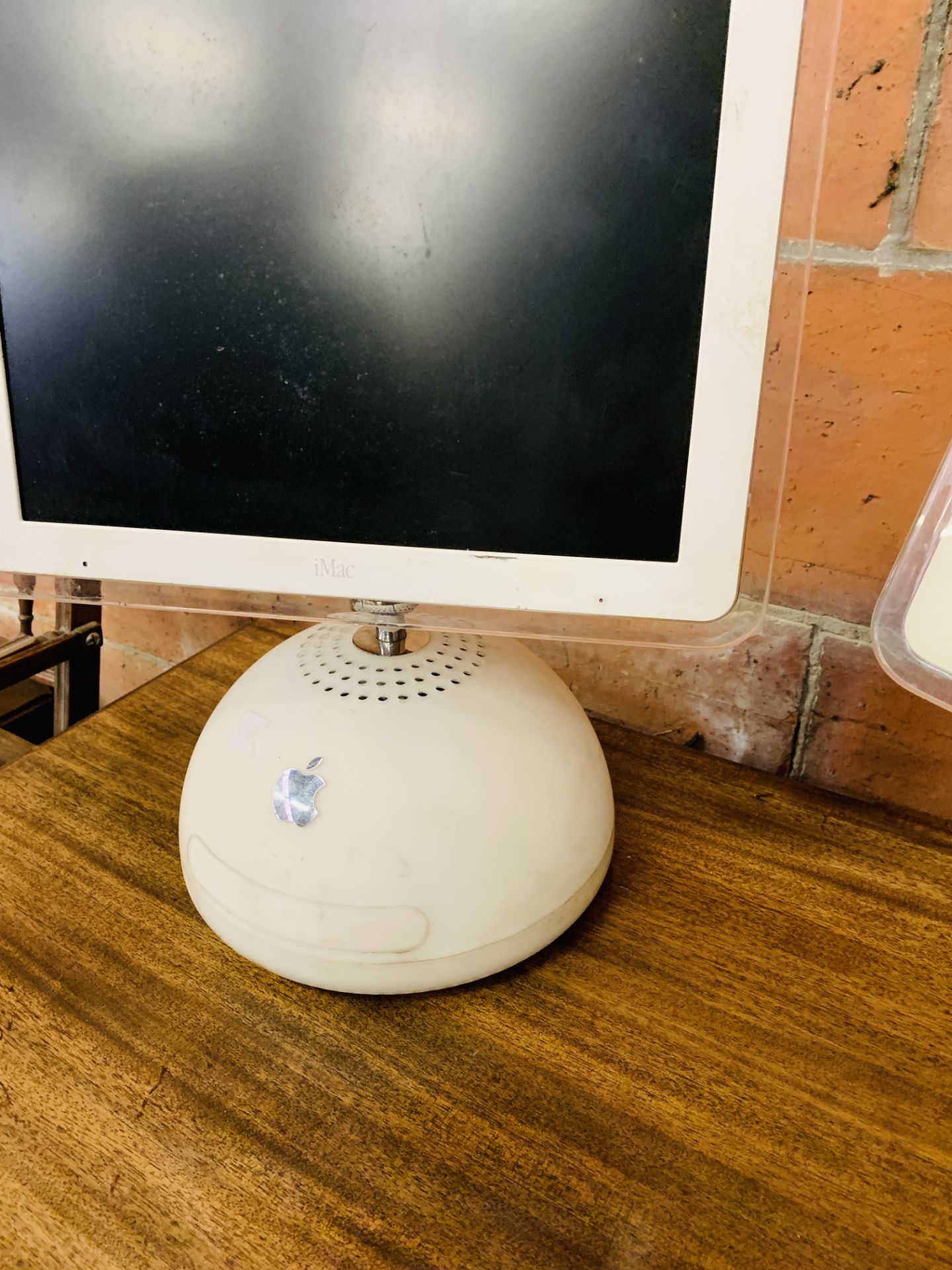 Two Apple iMacs. - Image 2 of 5