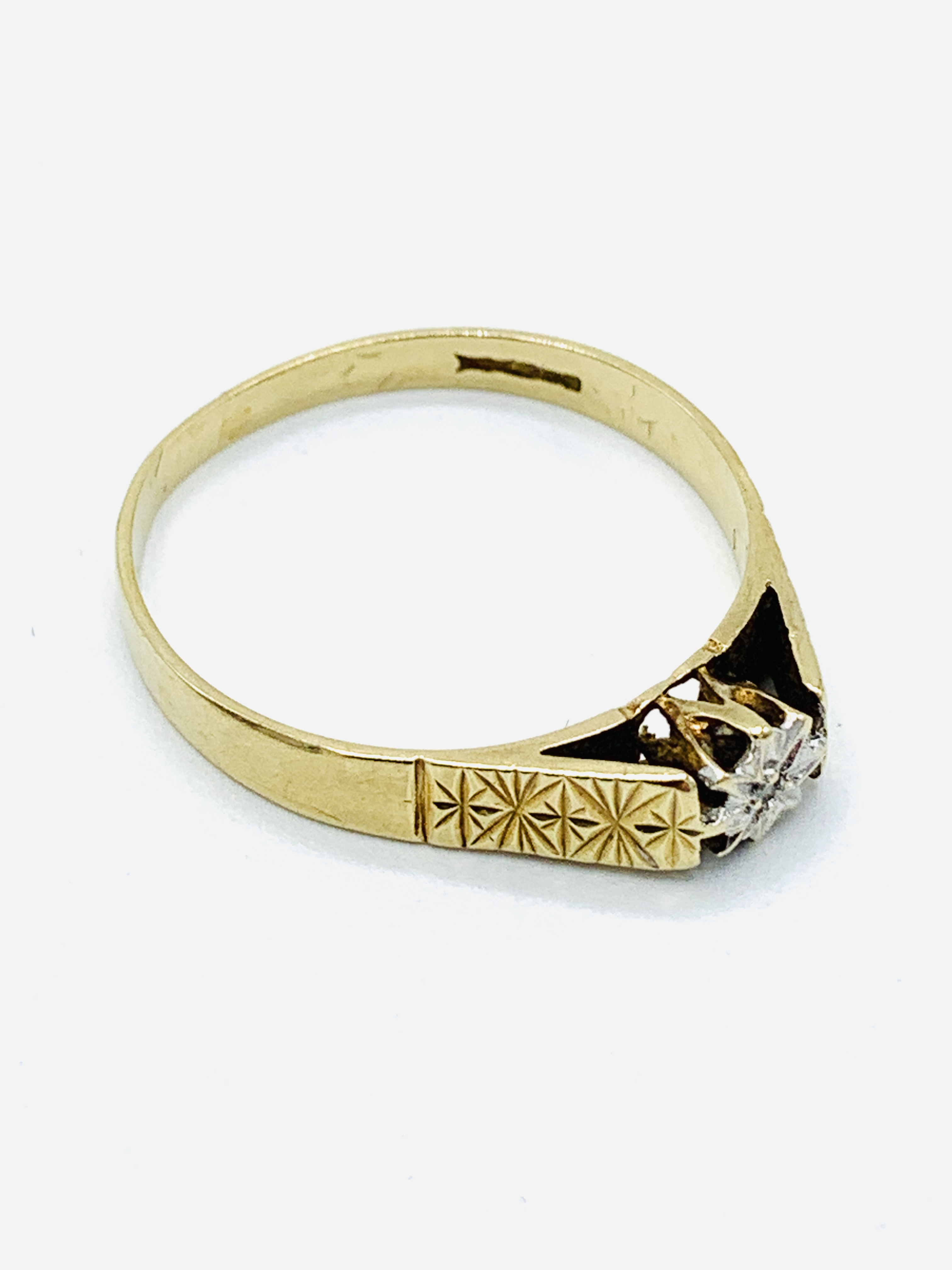 9ct gold diamond ring with patterned shoulders. - Image 2 of 4