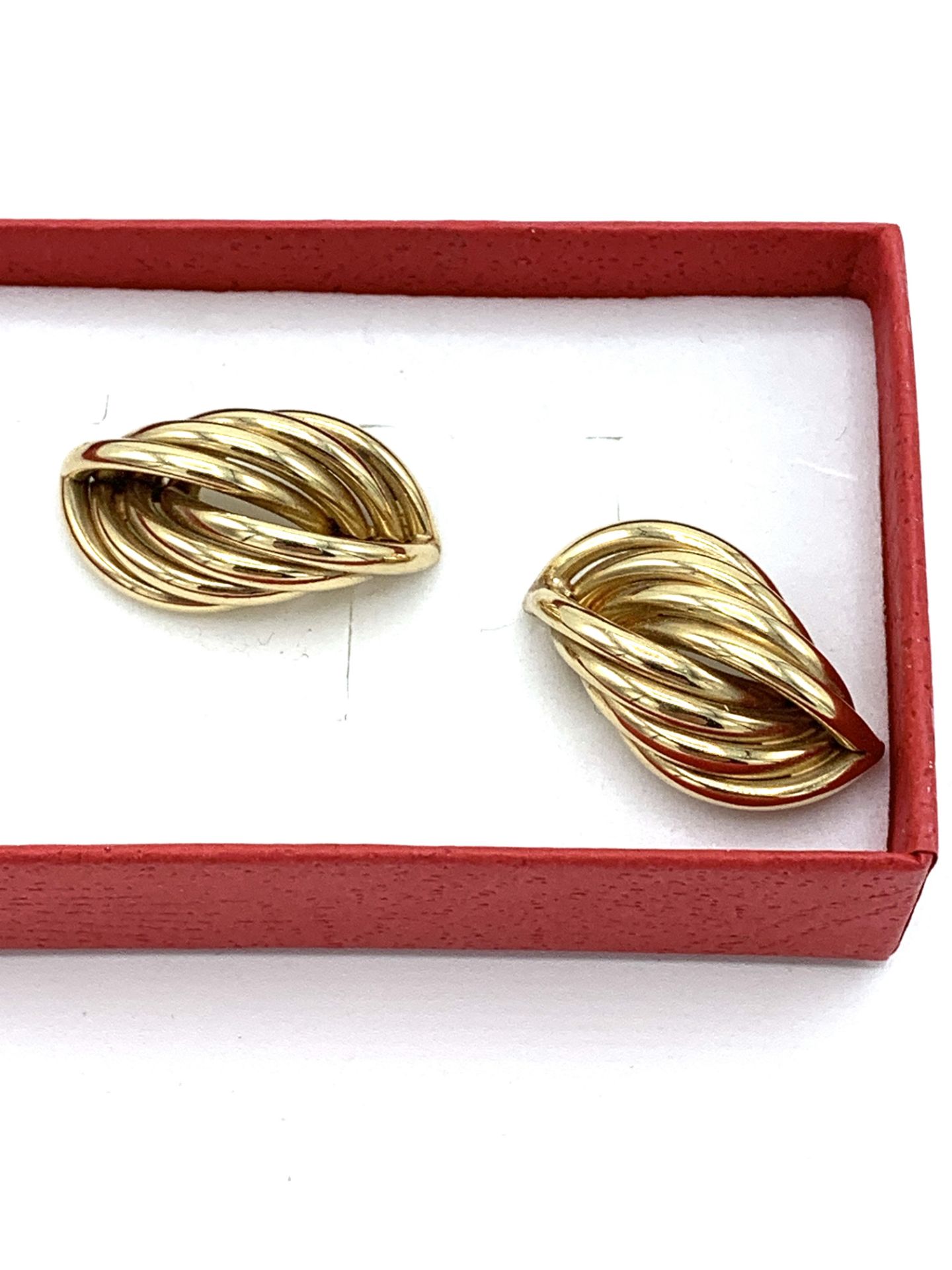 9ct gold leaf shaped earrings. - Image 2 of 3