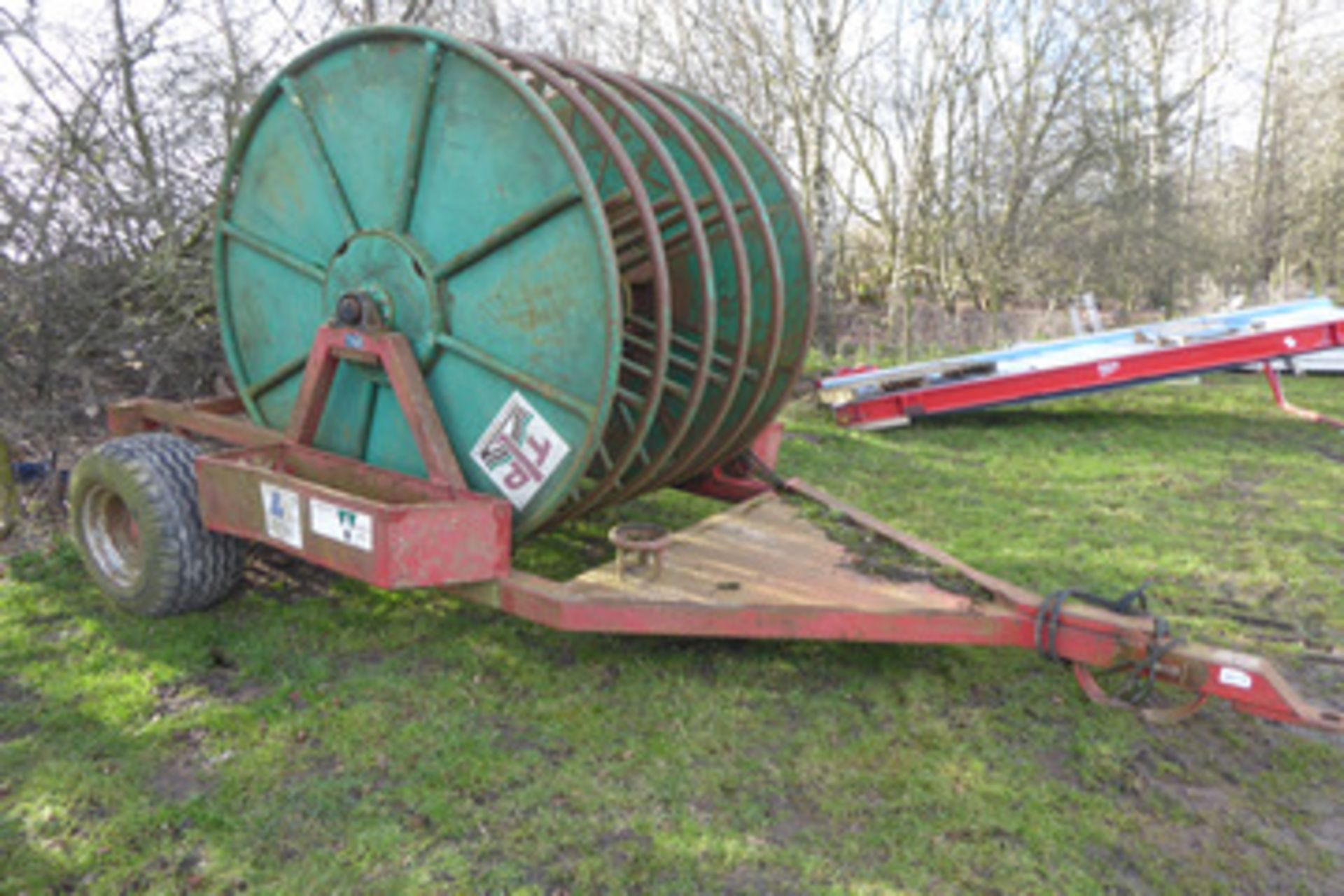 Reeler to carry lay flat pipe