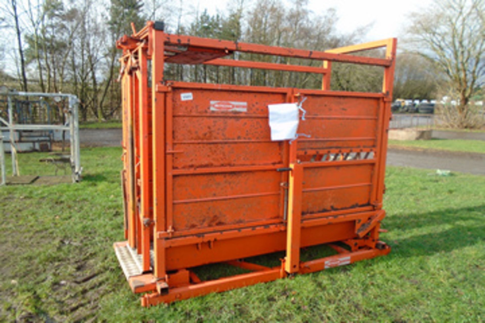 Ritchie cattle crush c/w weight, gc