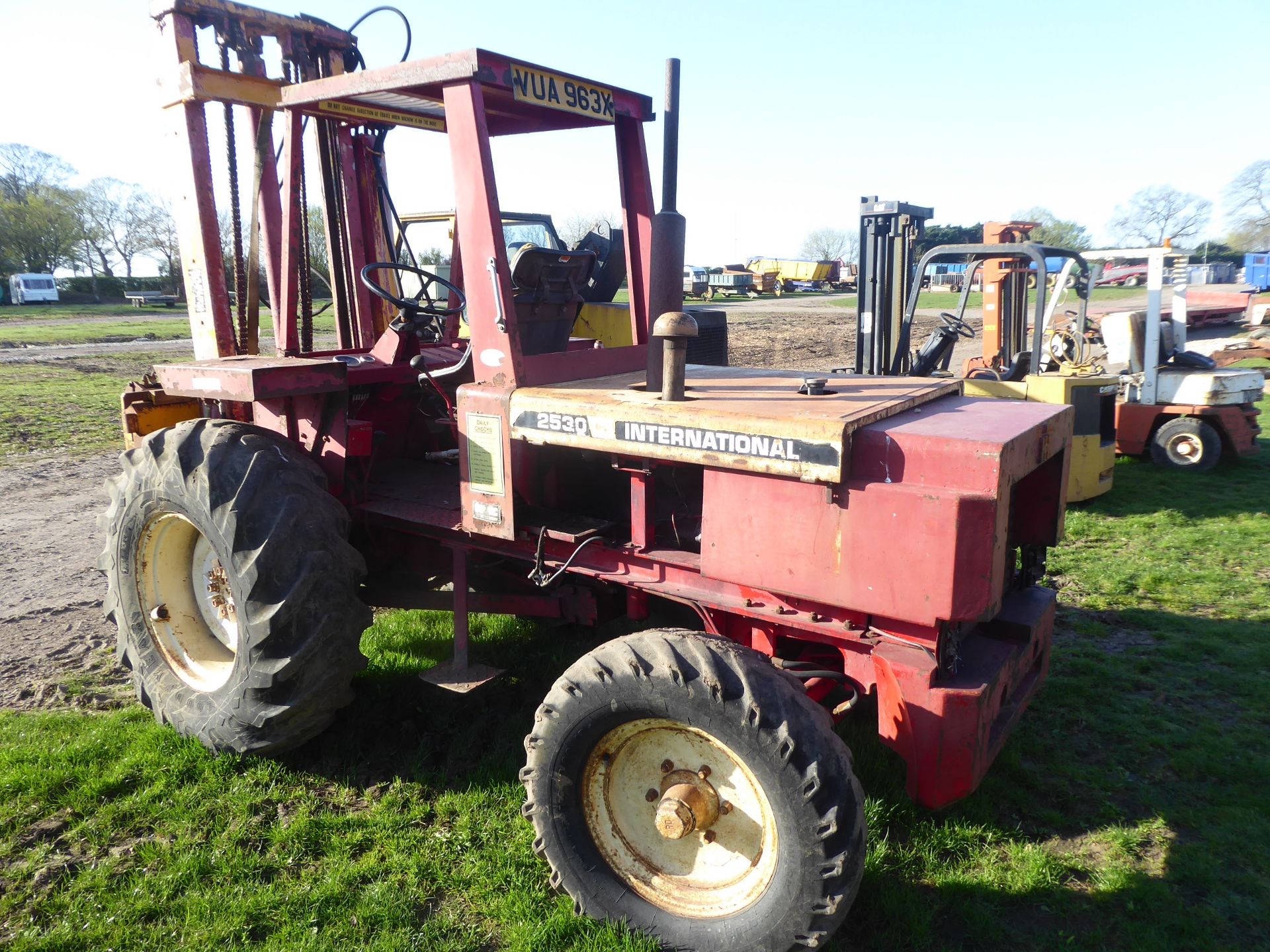 International 2530 2wd forklift - Image 2 of 3