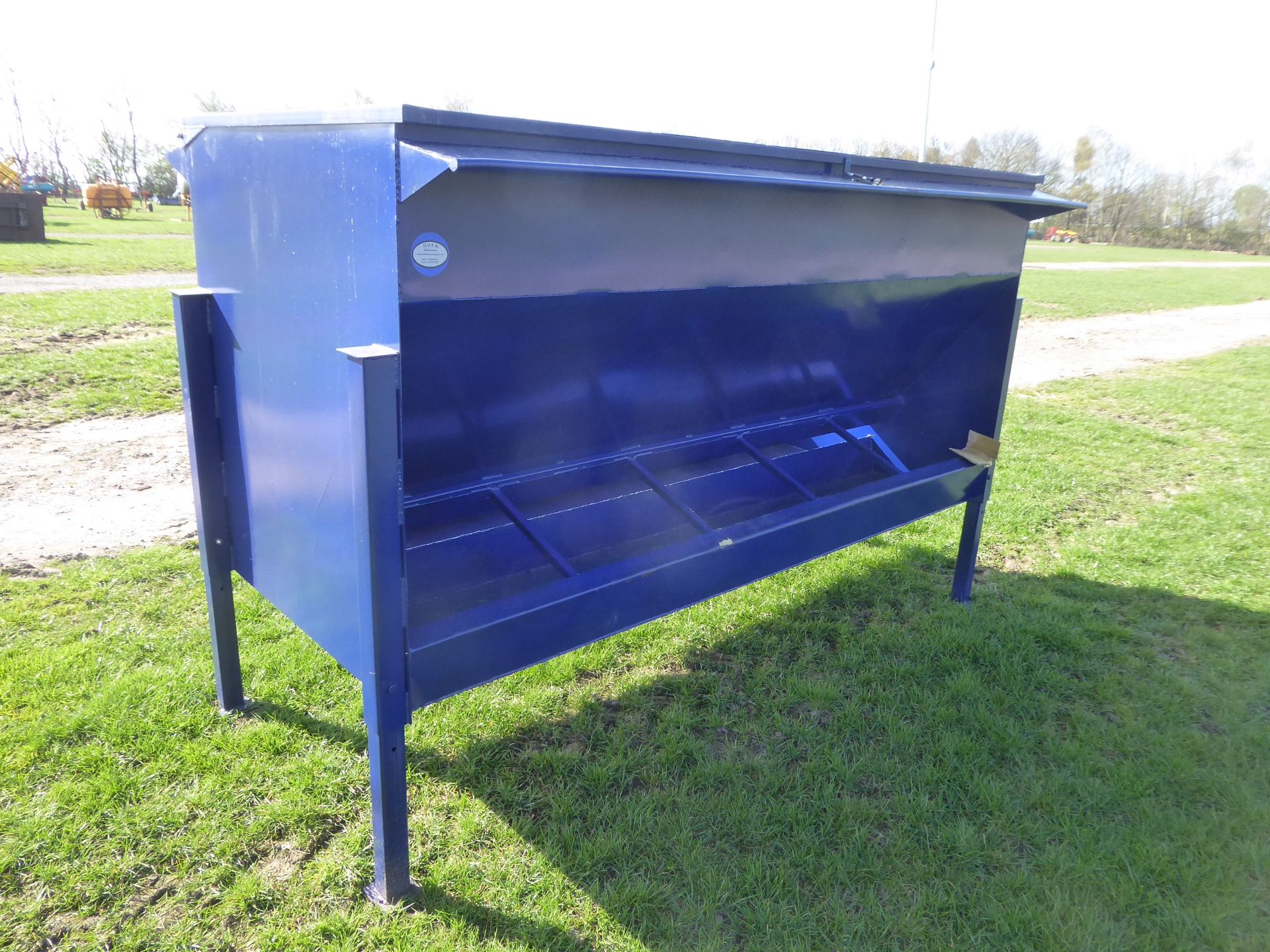 New double sided bulk beef feeder with weather proof lid, 16ft feeding space - Image 2 of 2