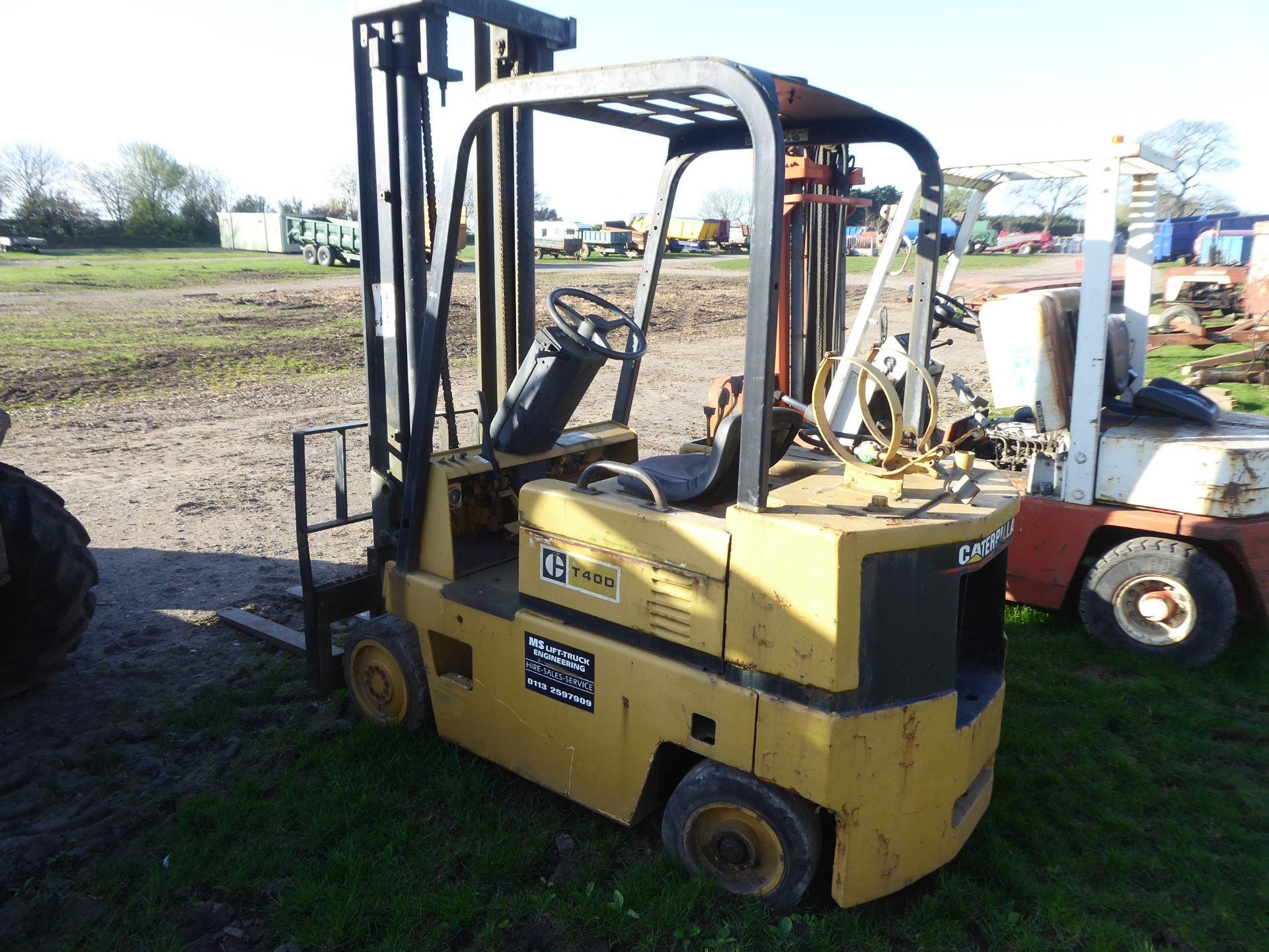 Caterpillar T40D forklift - Image 2 of 2