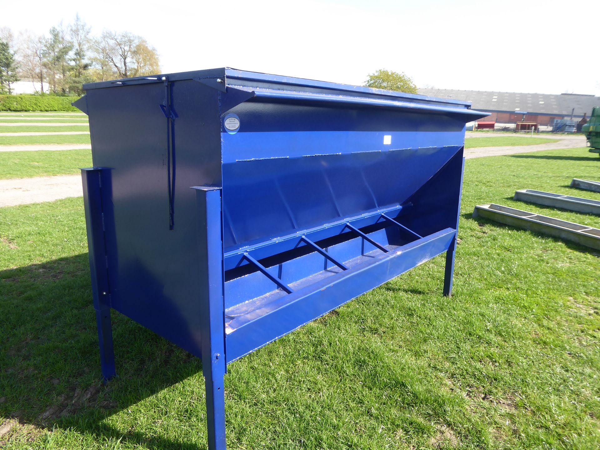 New double sided bulk beef feeder with weather proof lid, 16ft feeding space