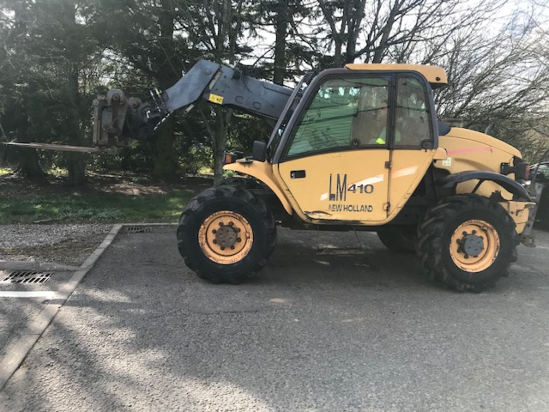 New Holland LM 410 telehandler, straight from farm, W-reg, 3rd service to front