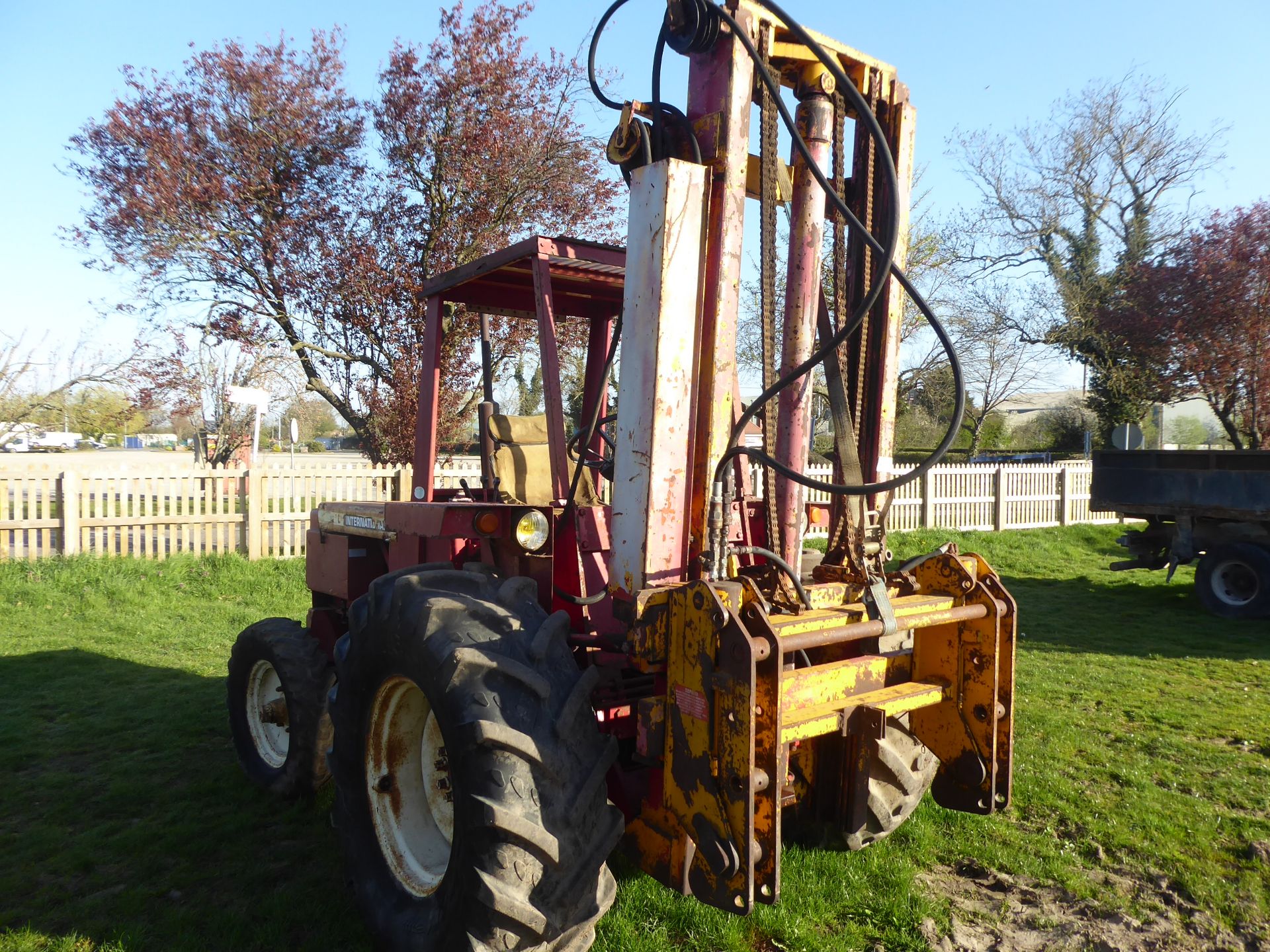 International 2530 2wd forklift