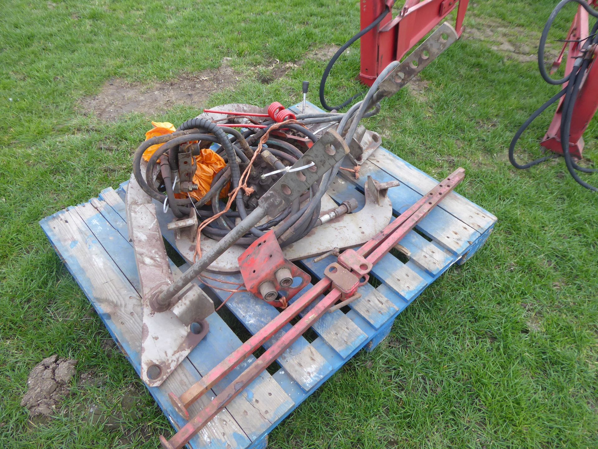 MF 80 power loader with bucket and brackets - Image 2 of 4