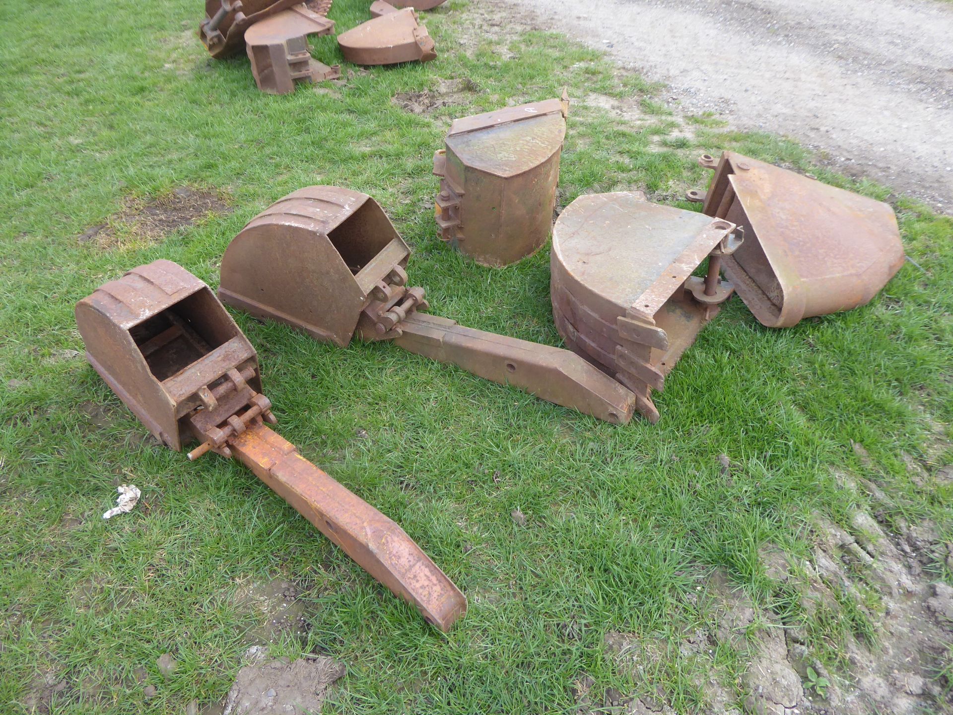 5 McConnel digger buckets - Image 2 of 2