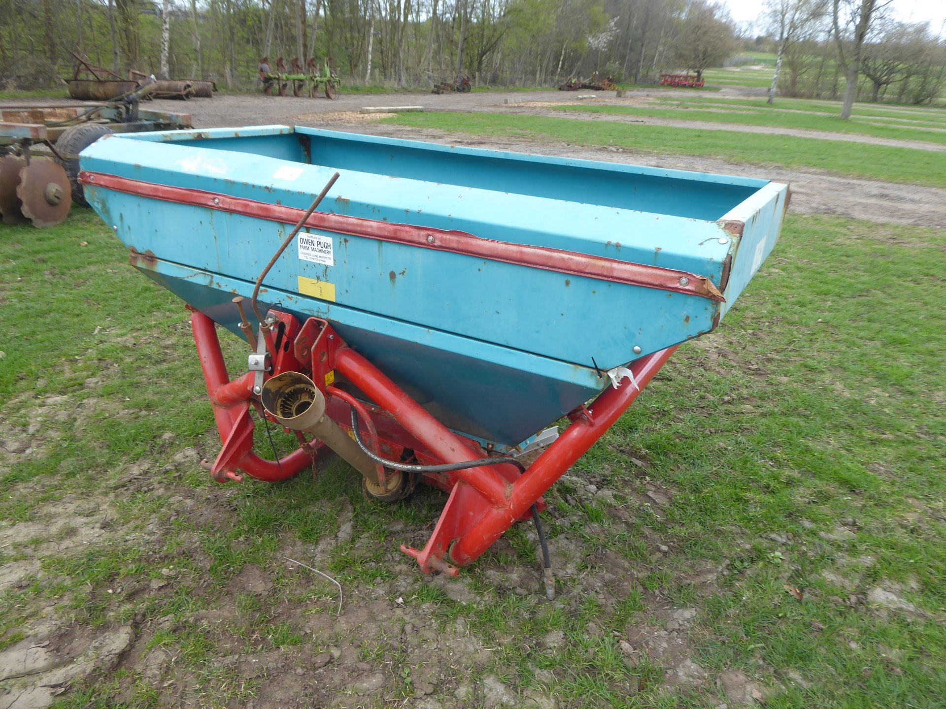 Sulky fertiliser spreader