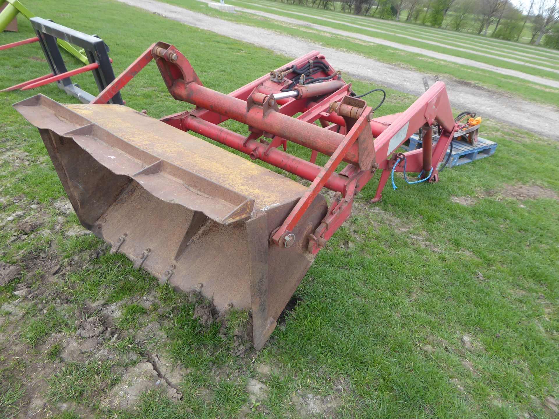 MF 80 power loader with bucket and brackets