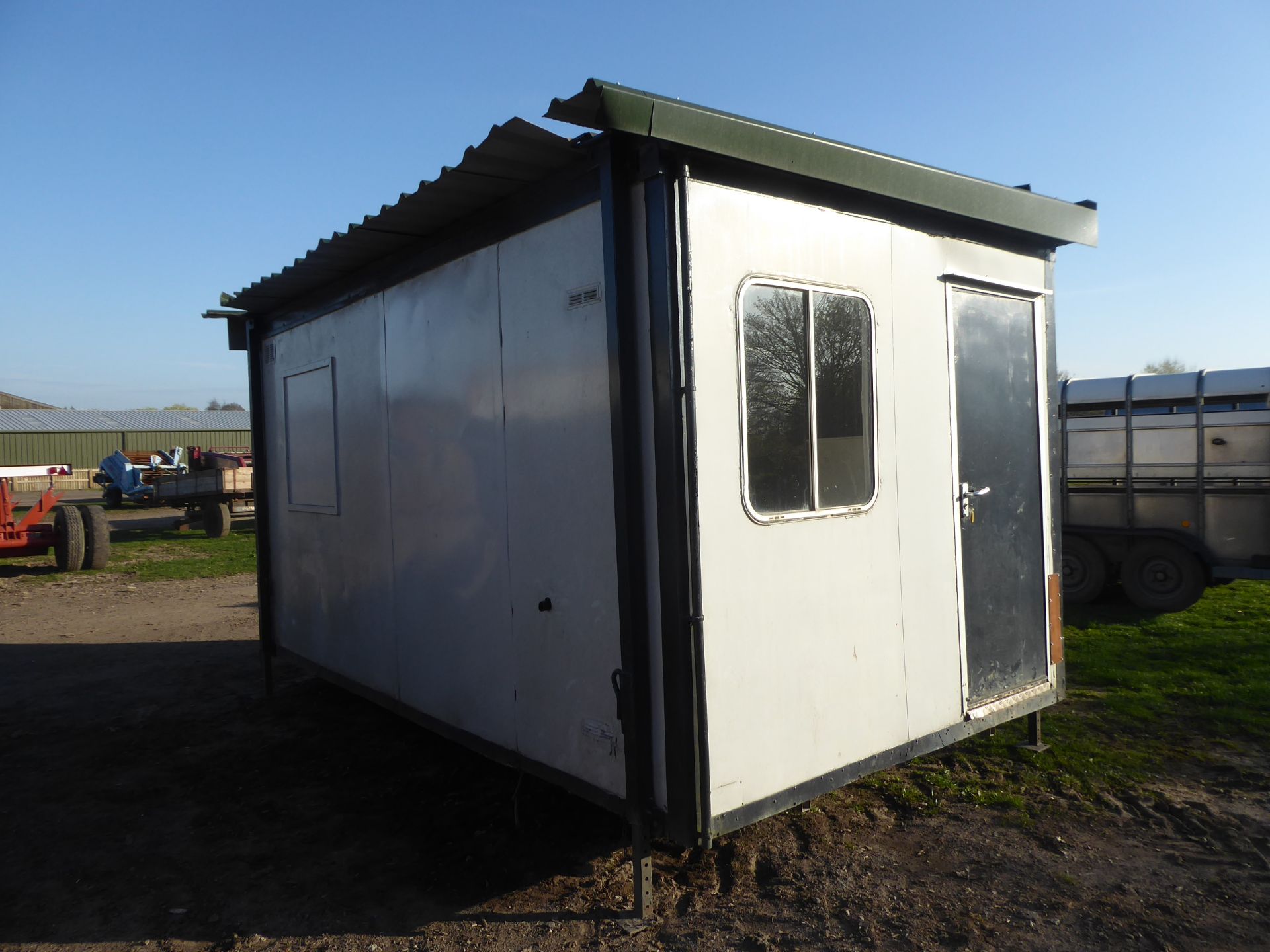 16ft cabin with sink unit & toilet - Image 3 of 3