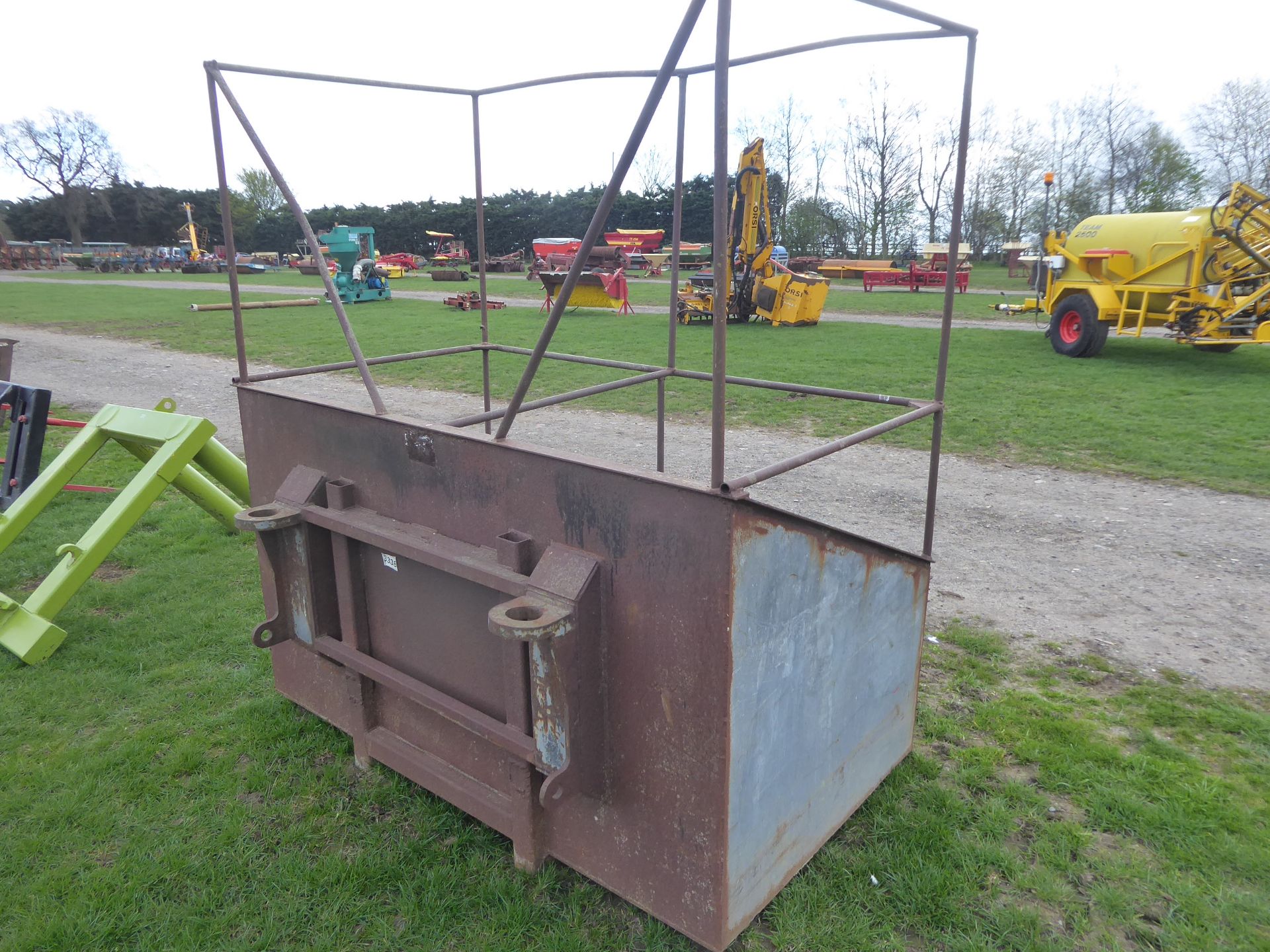 Safety basket, Matbro brackets - Image 2 of 2