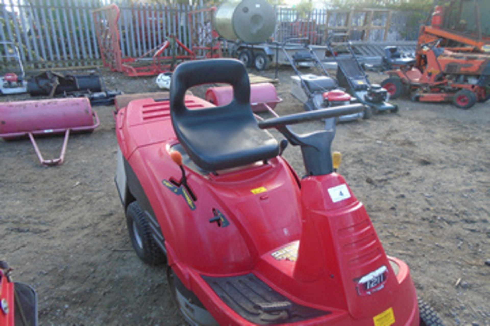 Honda HF1211H ride on mower, 28" cut c/w mulching kit, gwo, 2004 - Image 5 of 5