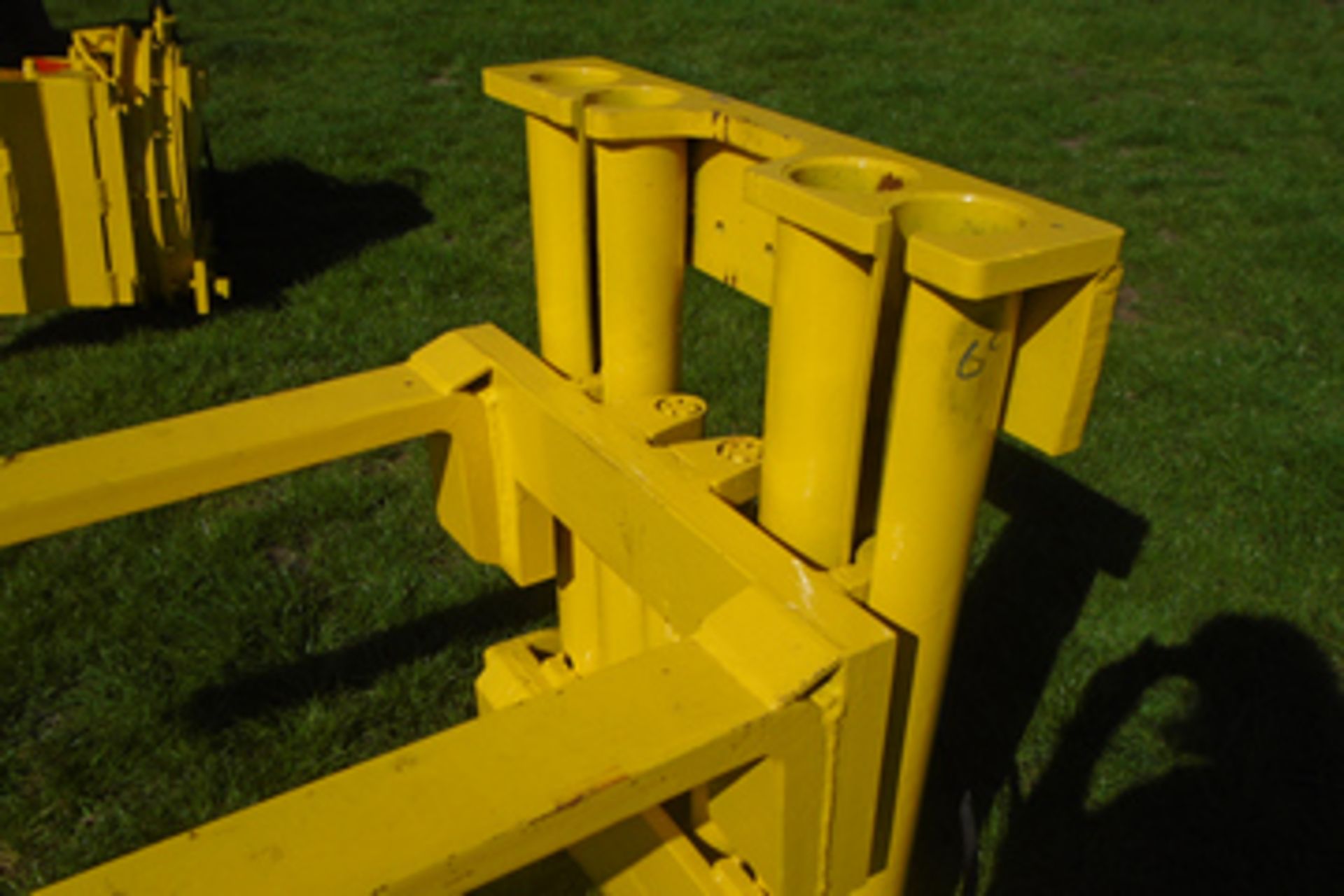 Forklift attachment hydraulic moving forks