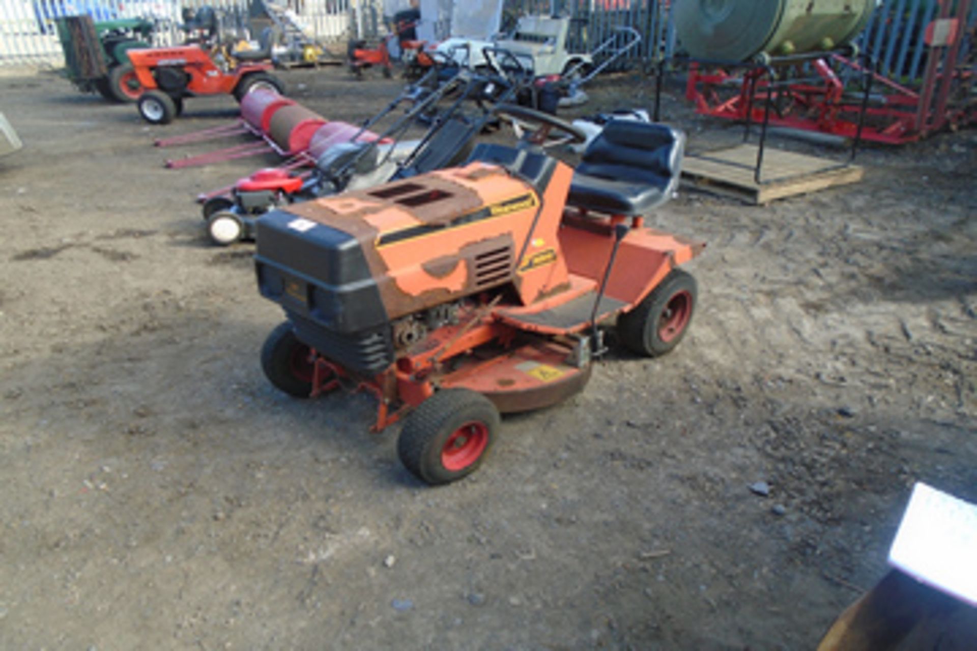 Westwood ride on mower, 8hp, electric start - Image 4 of 4