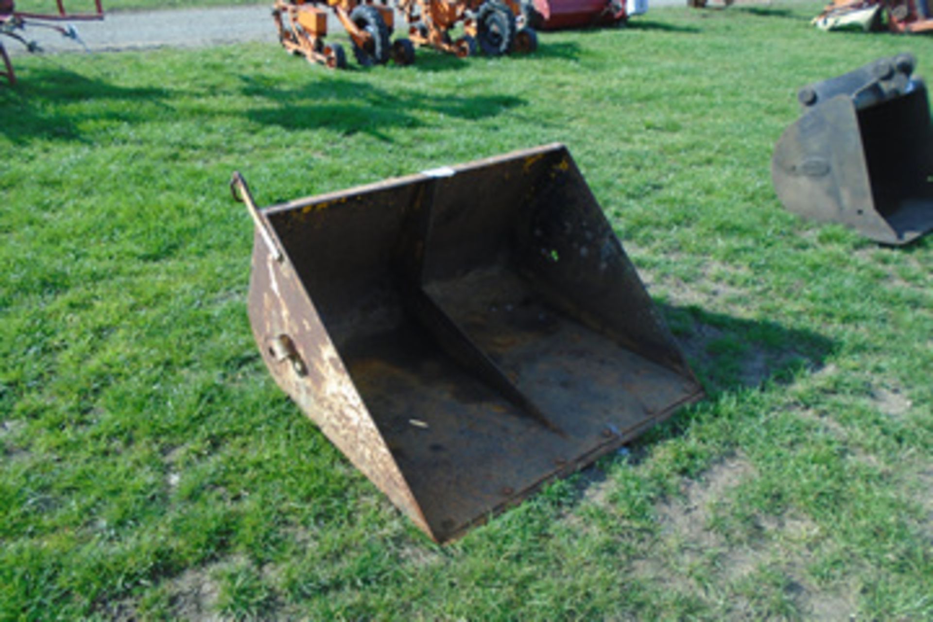 3'6" loader bucket for Ferguson, good order - Image 4 of 4