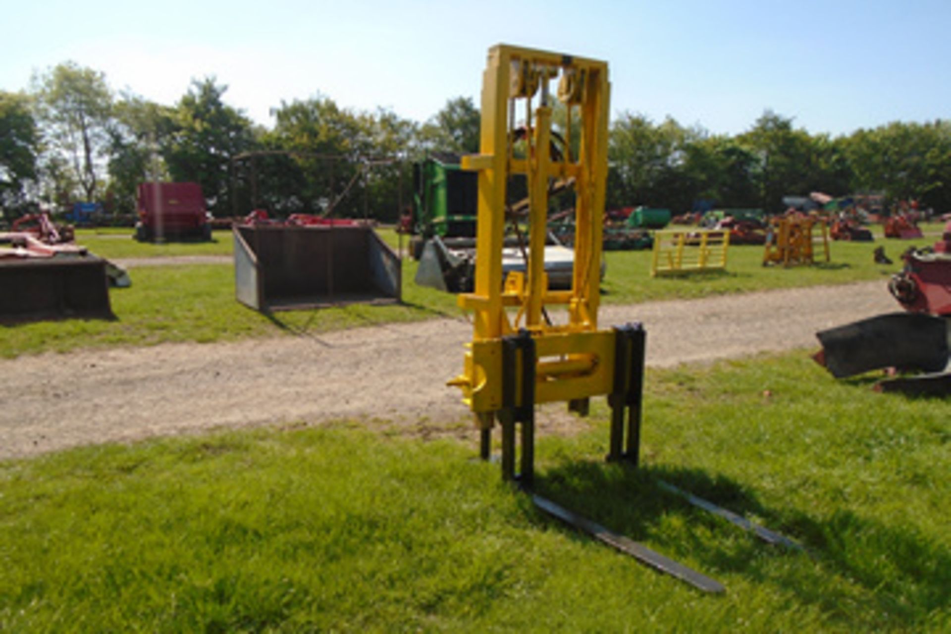 Sanderson rear mounted forklift with sideshift and fold up tines - Image 2 of 2