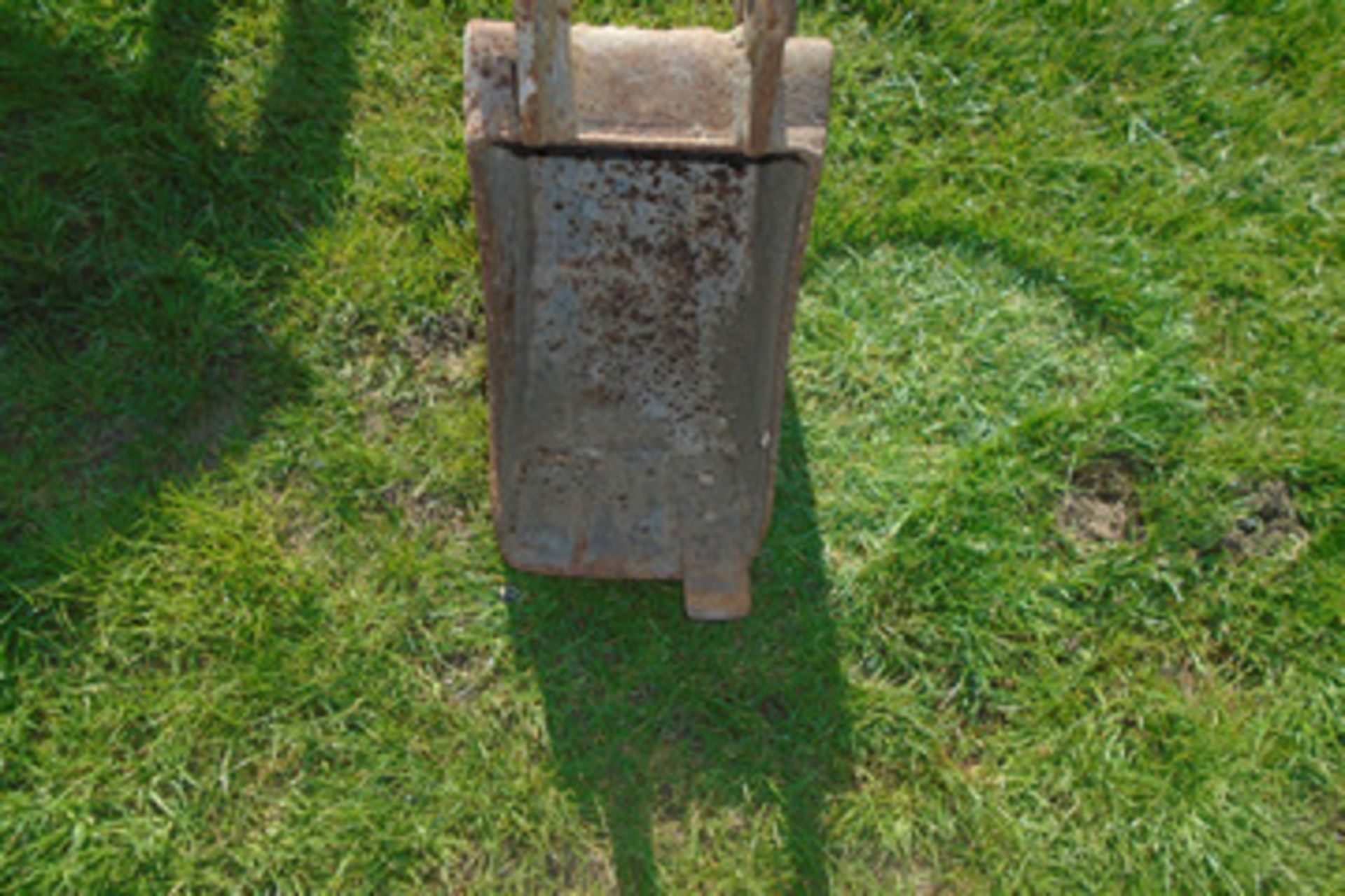 Small trenching bucket for mini digger NO VAT - Image 3 of 3