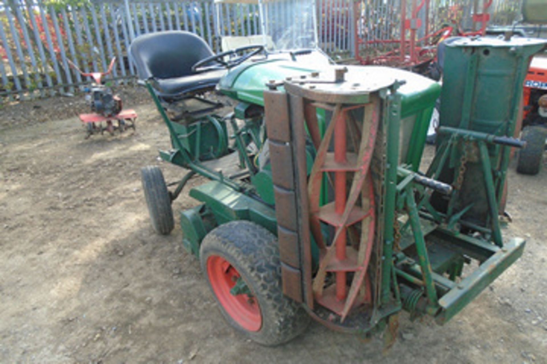 Ransome ride on garden mower with key - Image 6 of 7