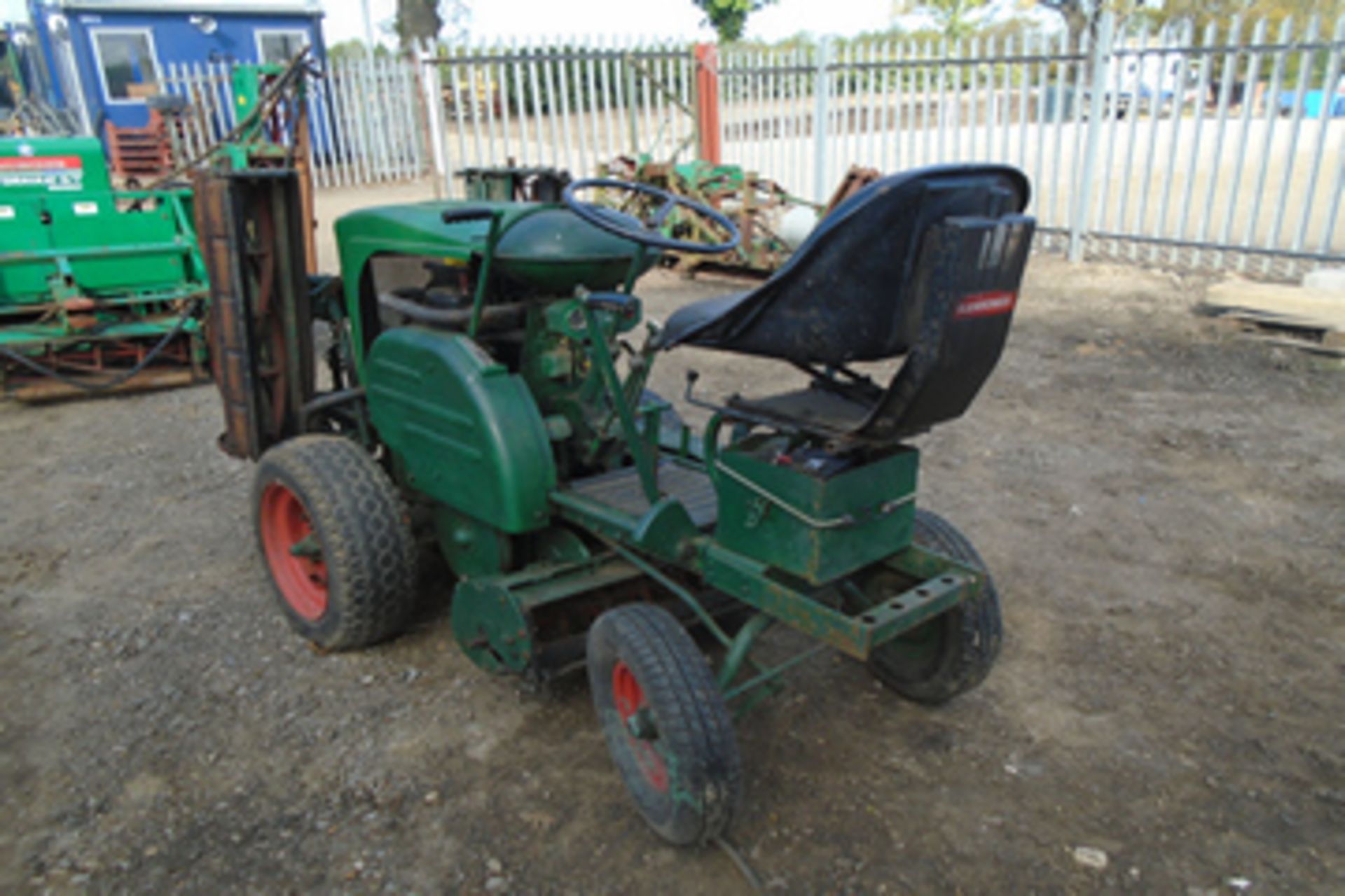 Ransome ride on garden mower with key - Image 2 of 7