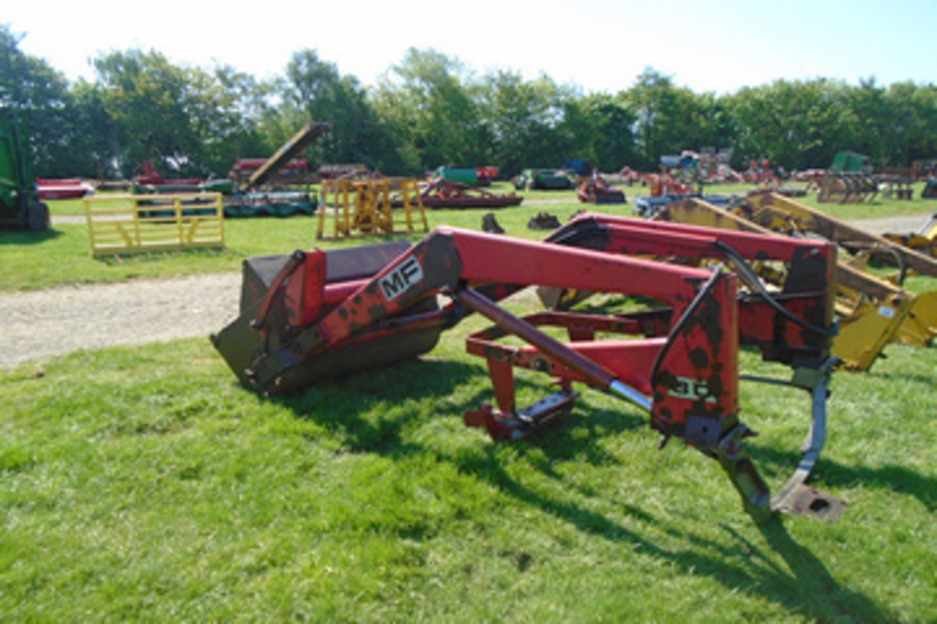 Massey Ferguson 80 front loader and bucket - Image 3 of 3